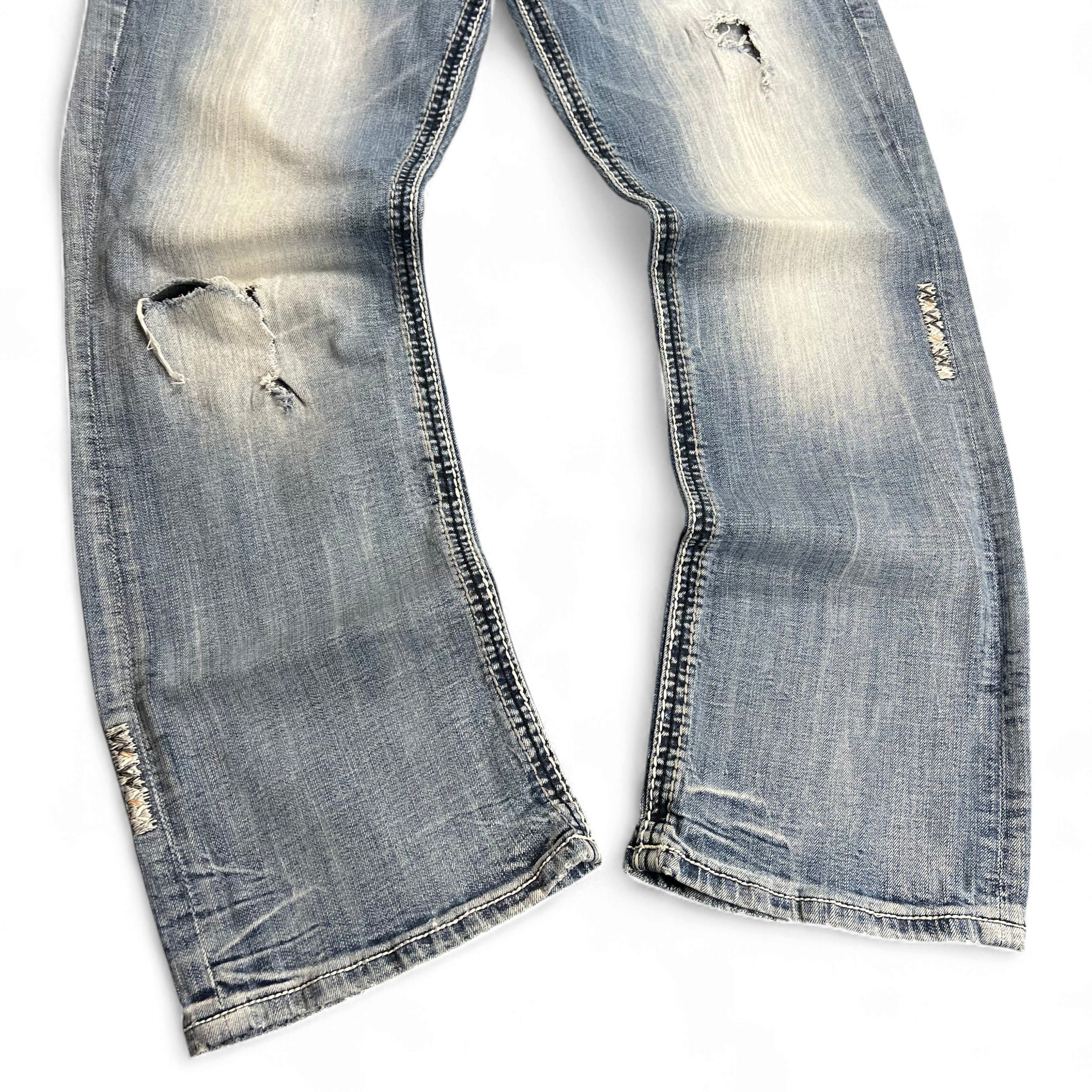 TWC Vintage Rock Revival Jeans mit geradem Bein, hellblaue Waschung, Used-Look mit Rissen und Ziernähten