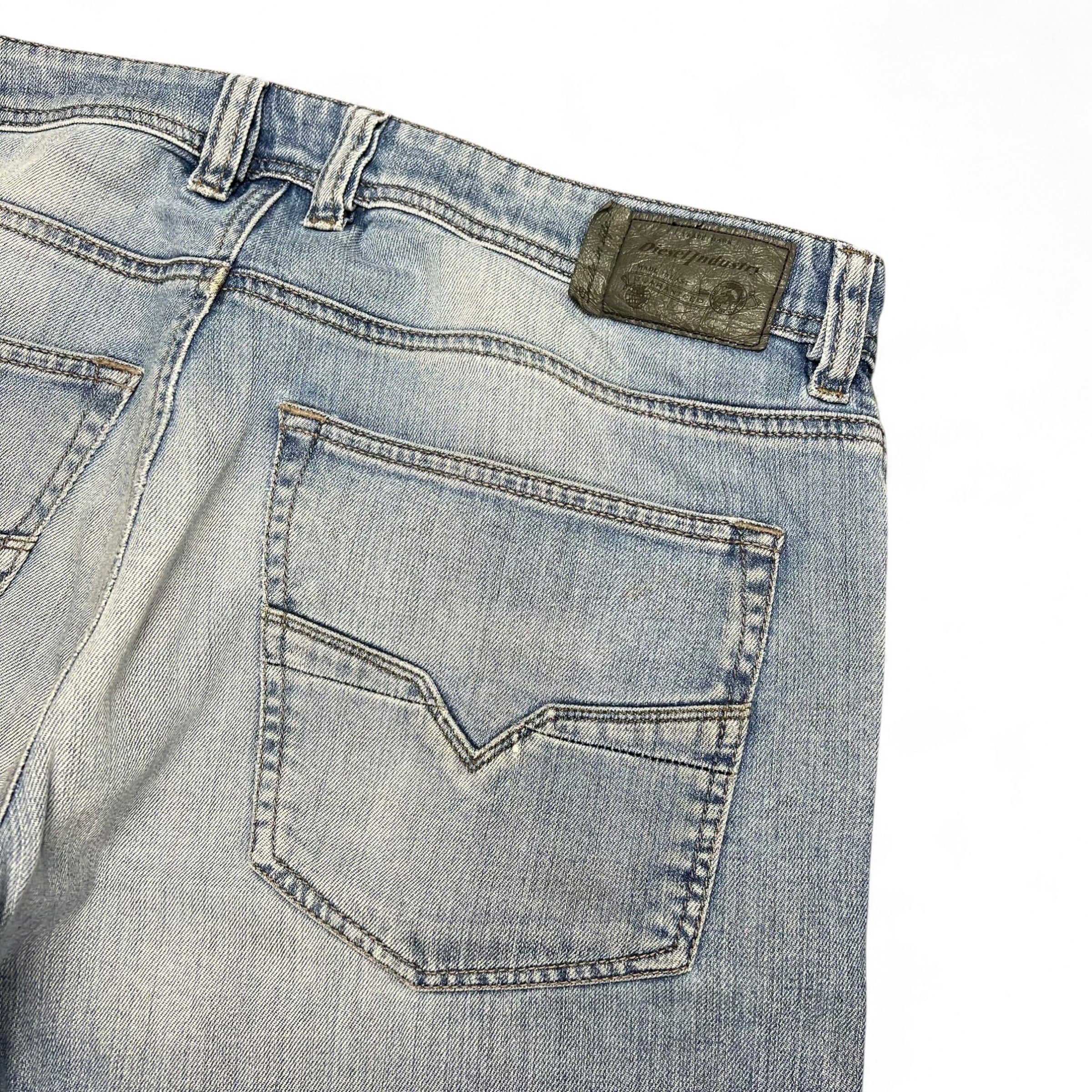 TWC Vintage Diesel Larkee Jeans in hellblauem Denim mit Leder-Label am Bund und klassischer Gesäßtasche