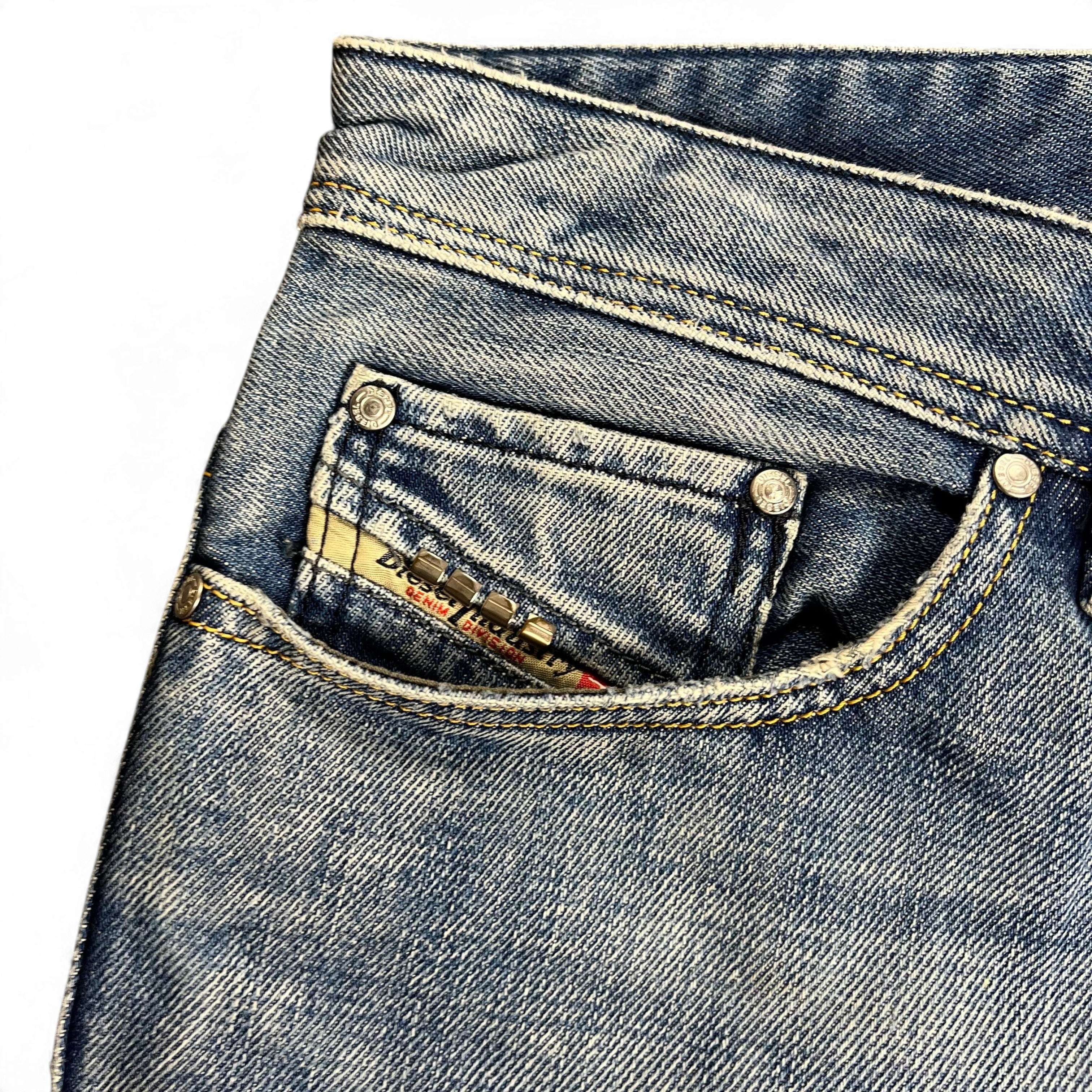 TWC Vintage Diesel Safado Straight Jeans in verwaschenem Blau mit klassischer Münztasche und gelben Nähten