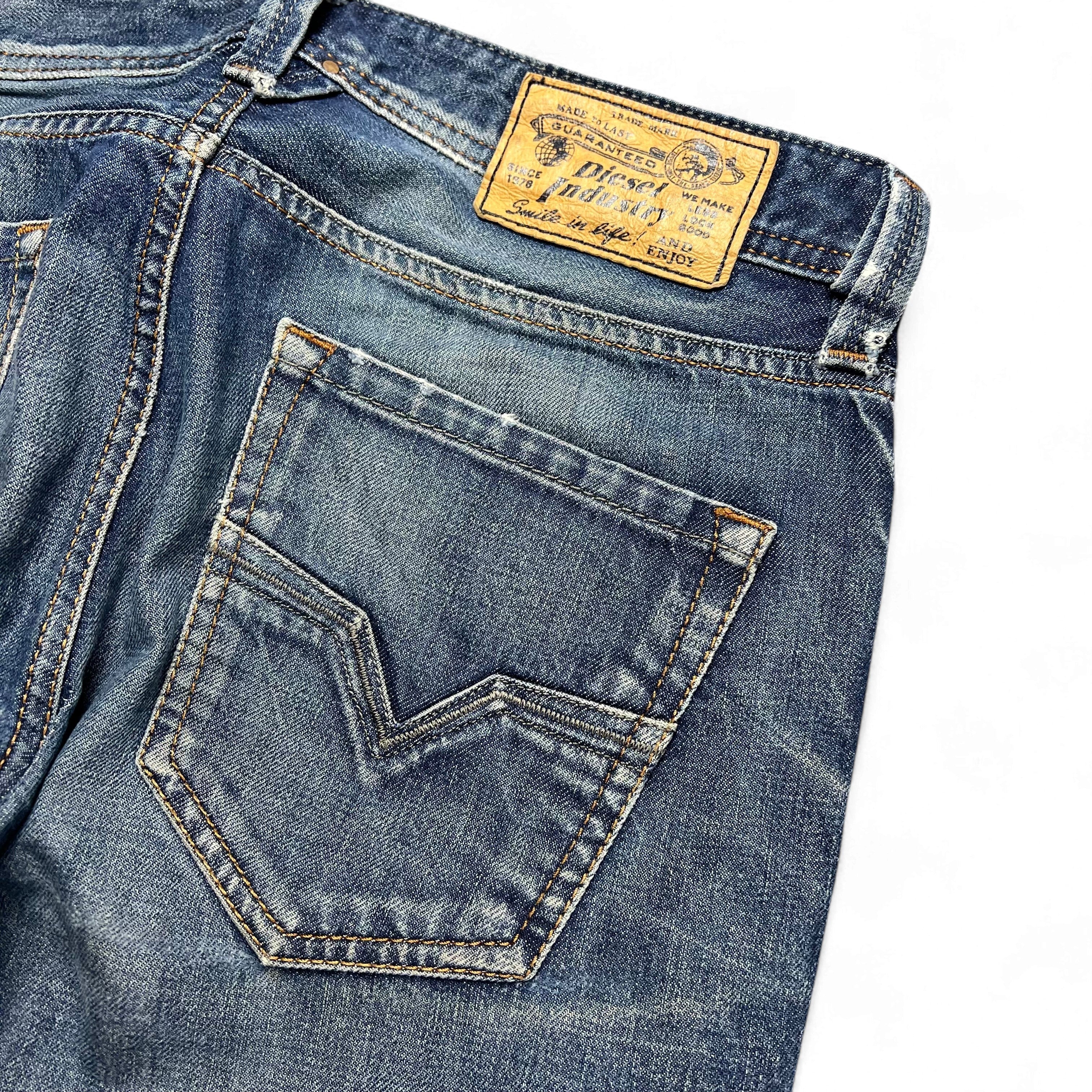 TWC Vintage Diesel Larkee Straight Jeans in verwaschenem Blau mit Lederpatch und markanter Gesäßtaschennaht
