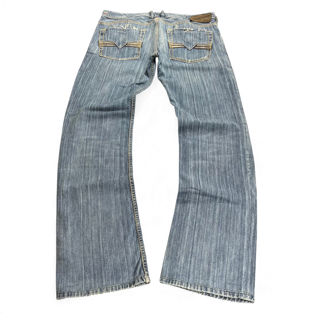 TWC Vintage Diesel Zatiny Bootcut Jeans in blau mit verwaschener Optik und markanten Gesäßtaschen, Rückansicht