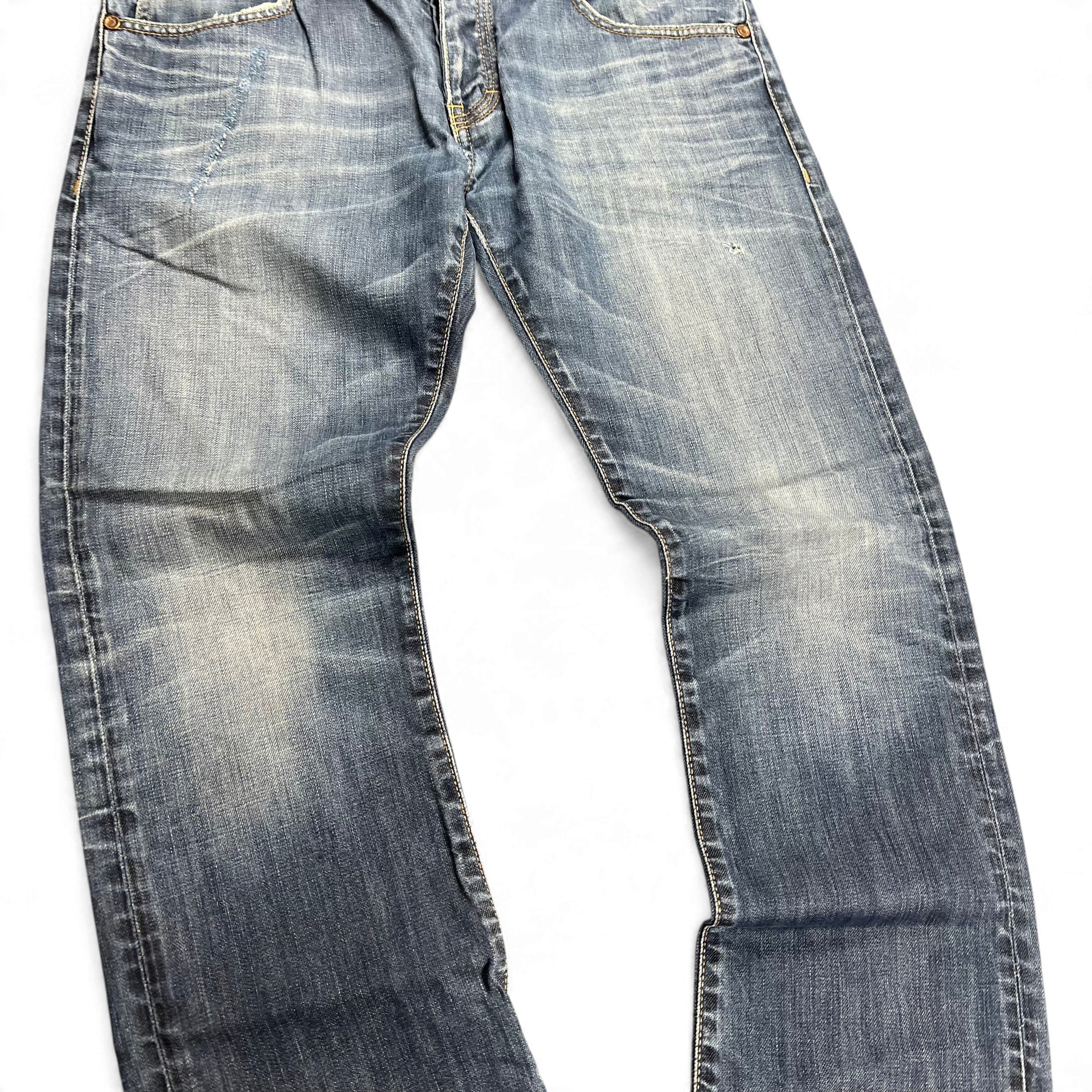TWC Vintage Armani Straight Jeans in verwaschenem Blau mit geradem Schnitt und Used-Look Details