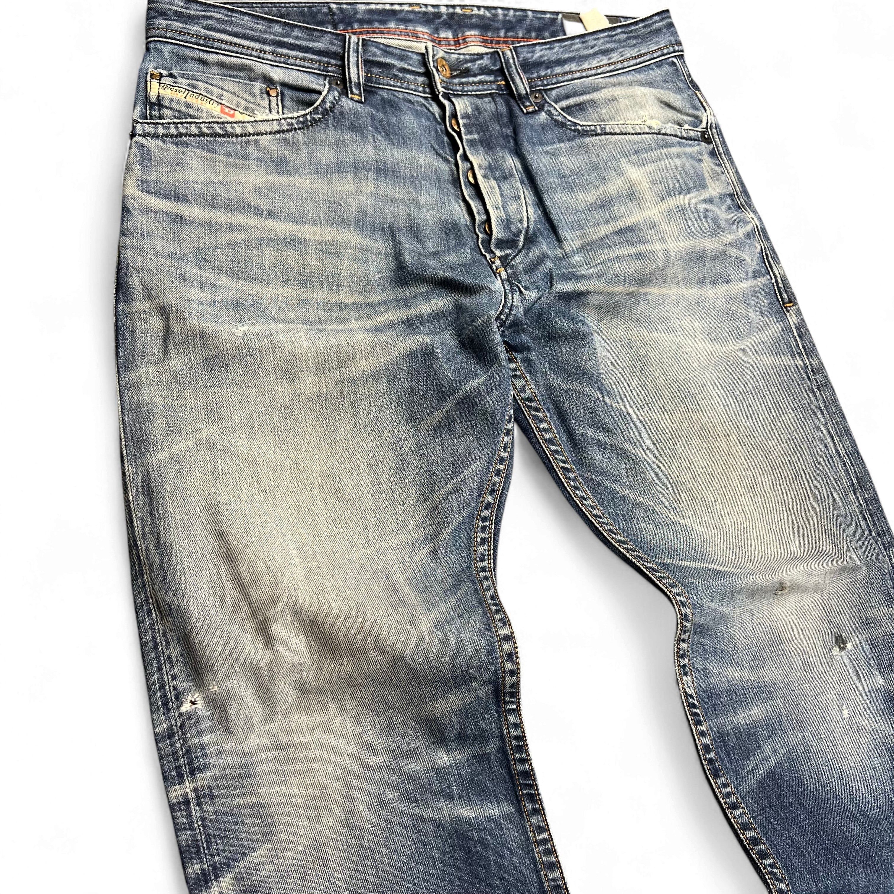 TWC Vintage Diesel Straight Jeans in verwaschenem Blau mit Knopfleiste und dezenten Distressed-Details