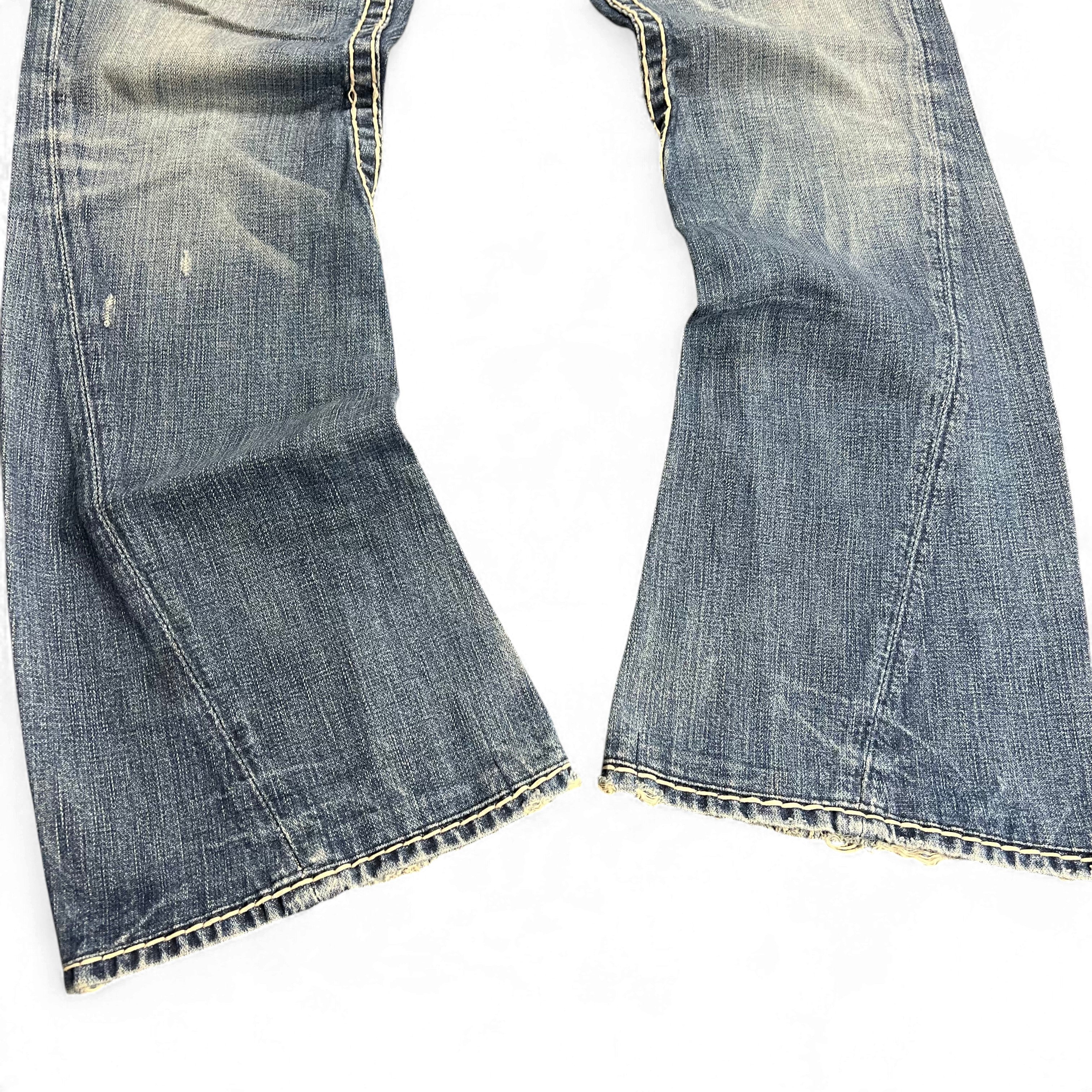 TWC Vintage True Religion Joey Super T Bootcut Jeans in verwaschenem Blau mit markanten hellen Kontrastnähten