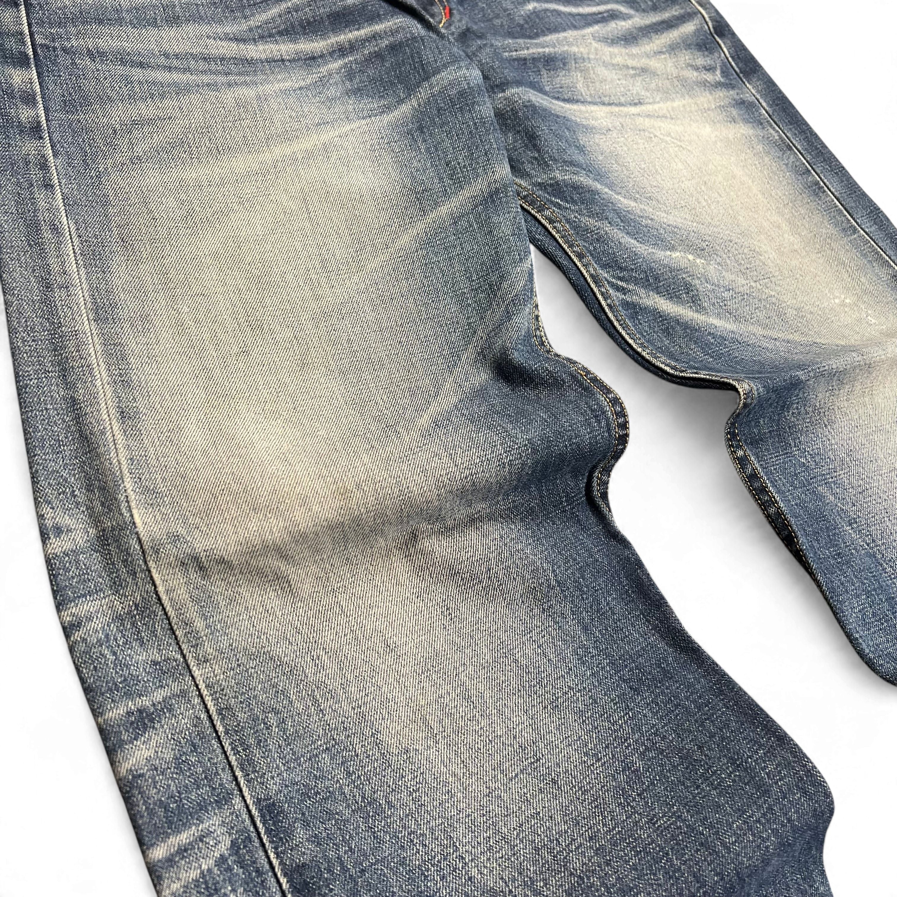 TWC Vintage japanische Selvedge Jeans in verwaschenem Blau mit markanten Tragefalten und authentischer Textur