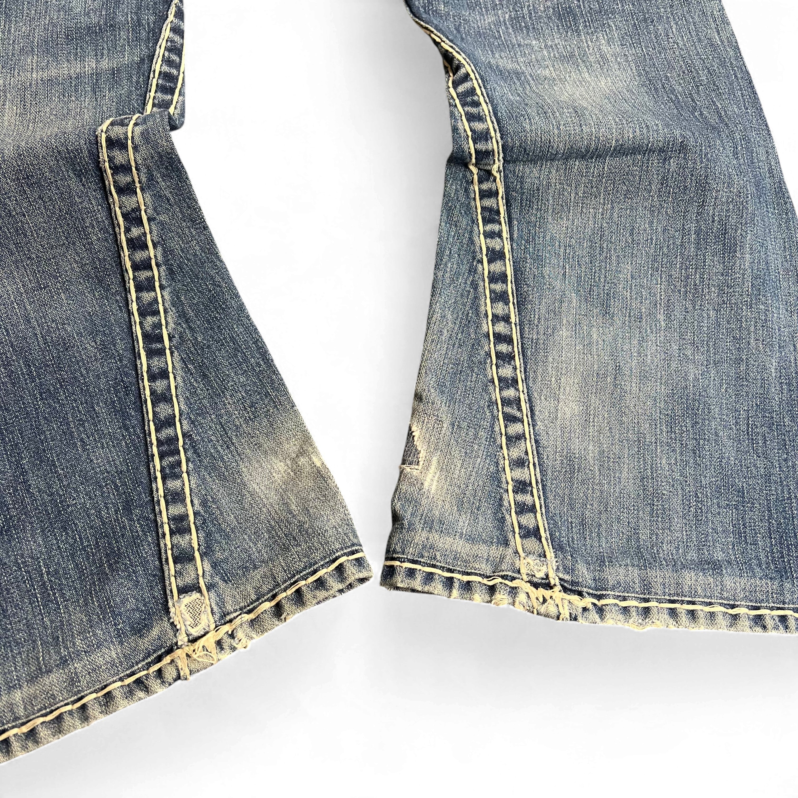 TWC Vintage True Religion Joey Super T Bootcut Jeans mit charakteristischen hellen Kontrastnähten und Used-Look