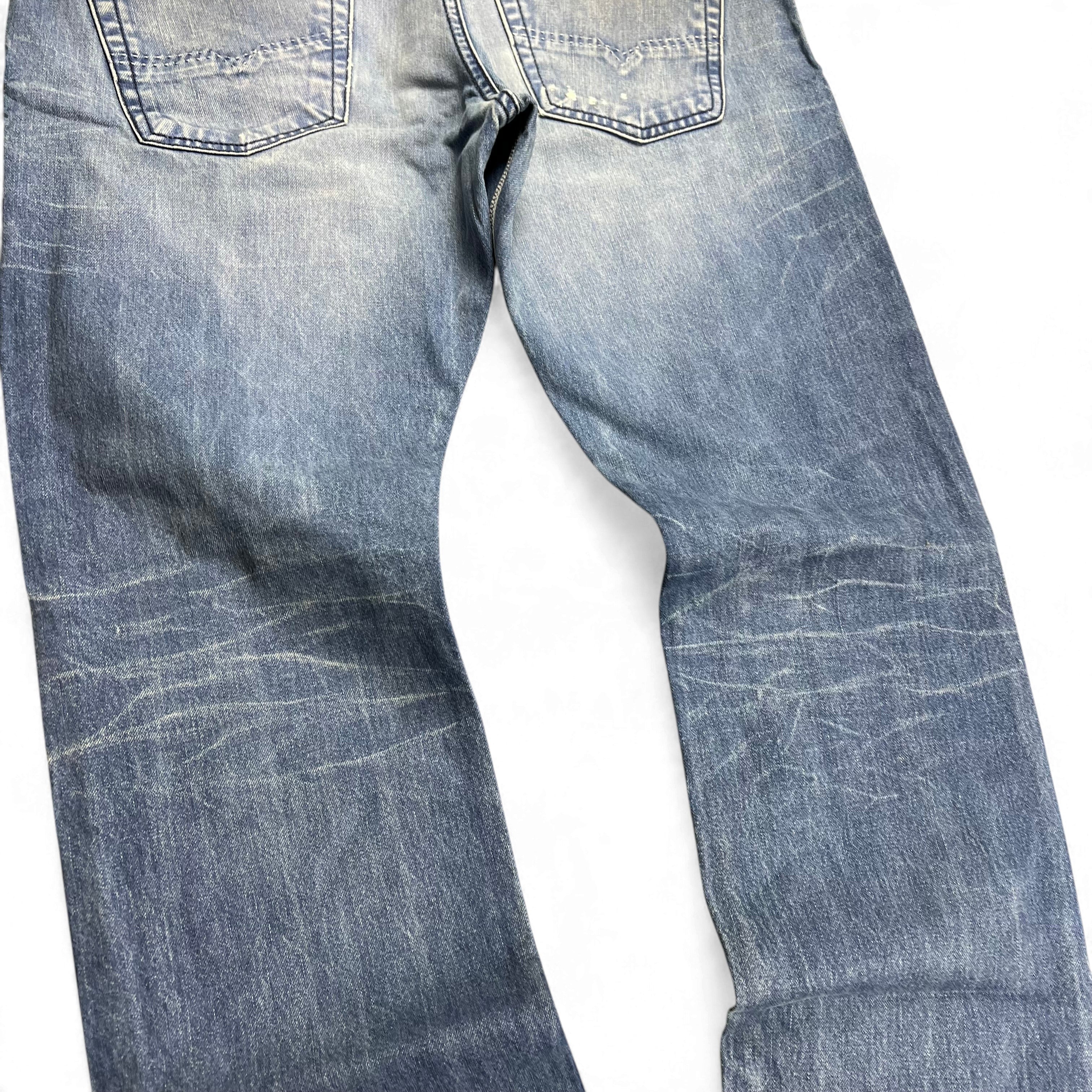 TWC Vintage Diesel Straight Jeans in verwaschenem Blau mit markanten Fading-Details und Gesäßtaschen