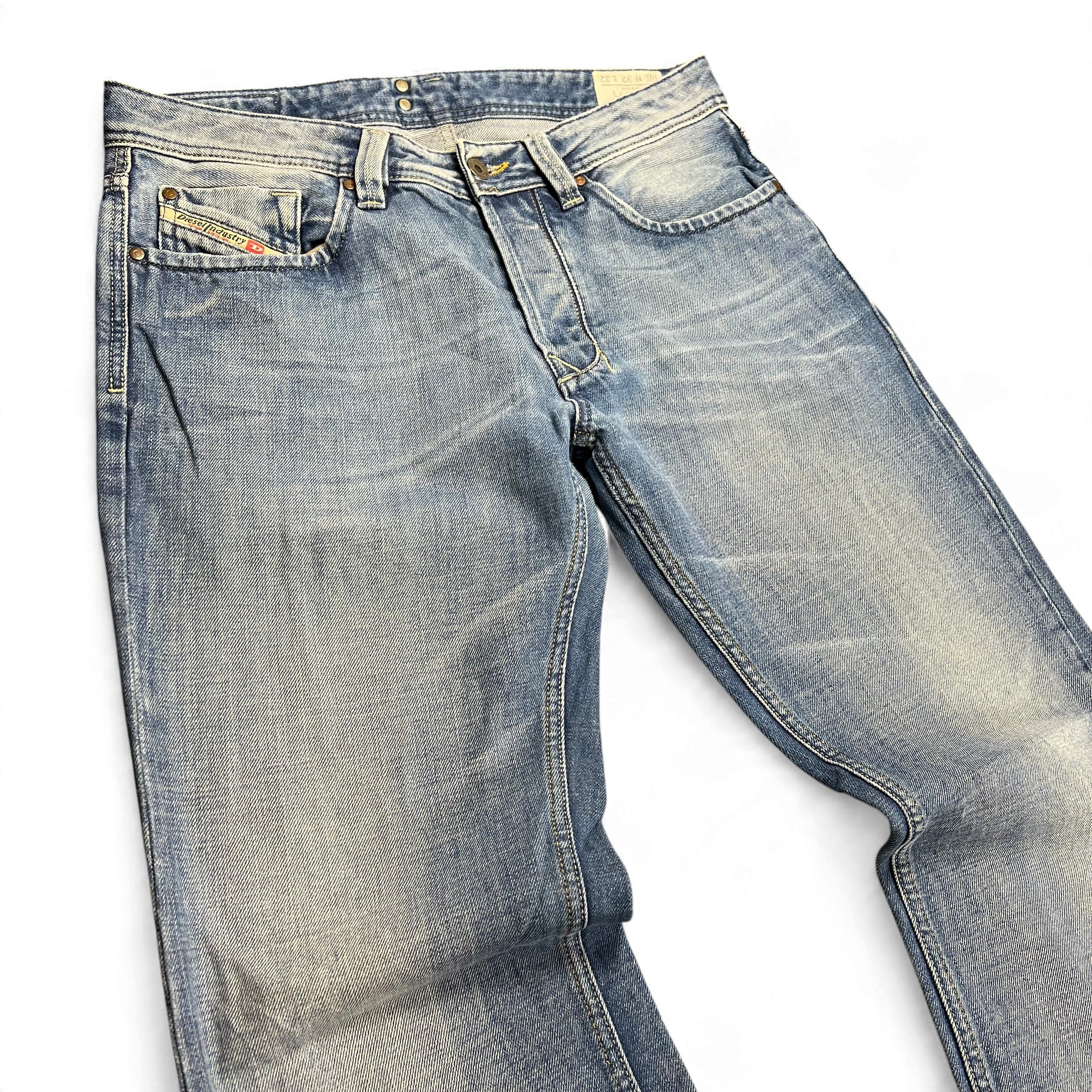 TWC Vintage Diesel Larkee Straight Jeans in hellblauem Denim mit klassischer Waschung und geradem Schnitt