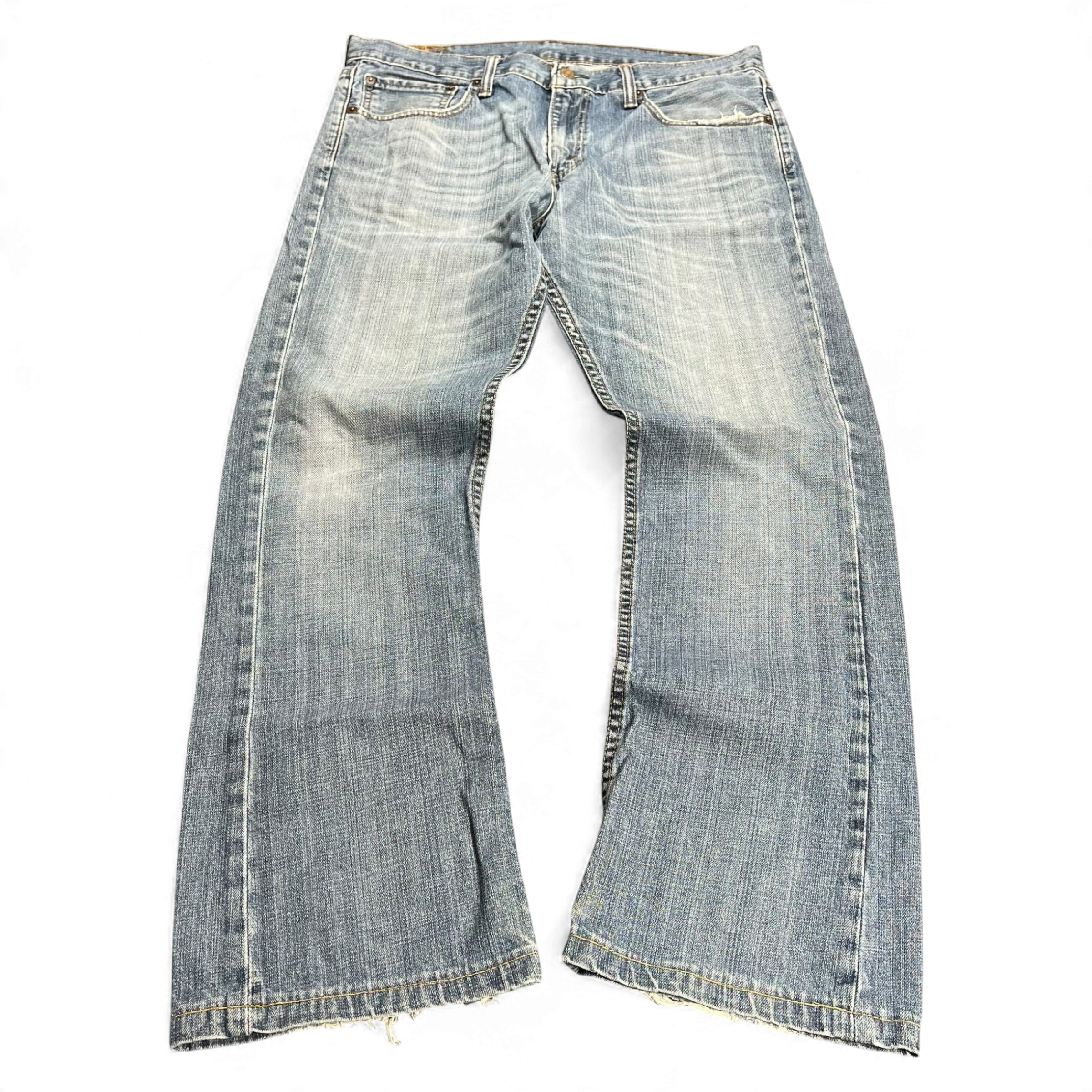 TWC Vintage Levi’s 527 Bootcut Jeans in hellblauem Denim mit Used-Look und ausgefransten Säumen