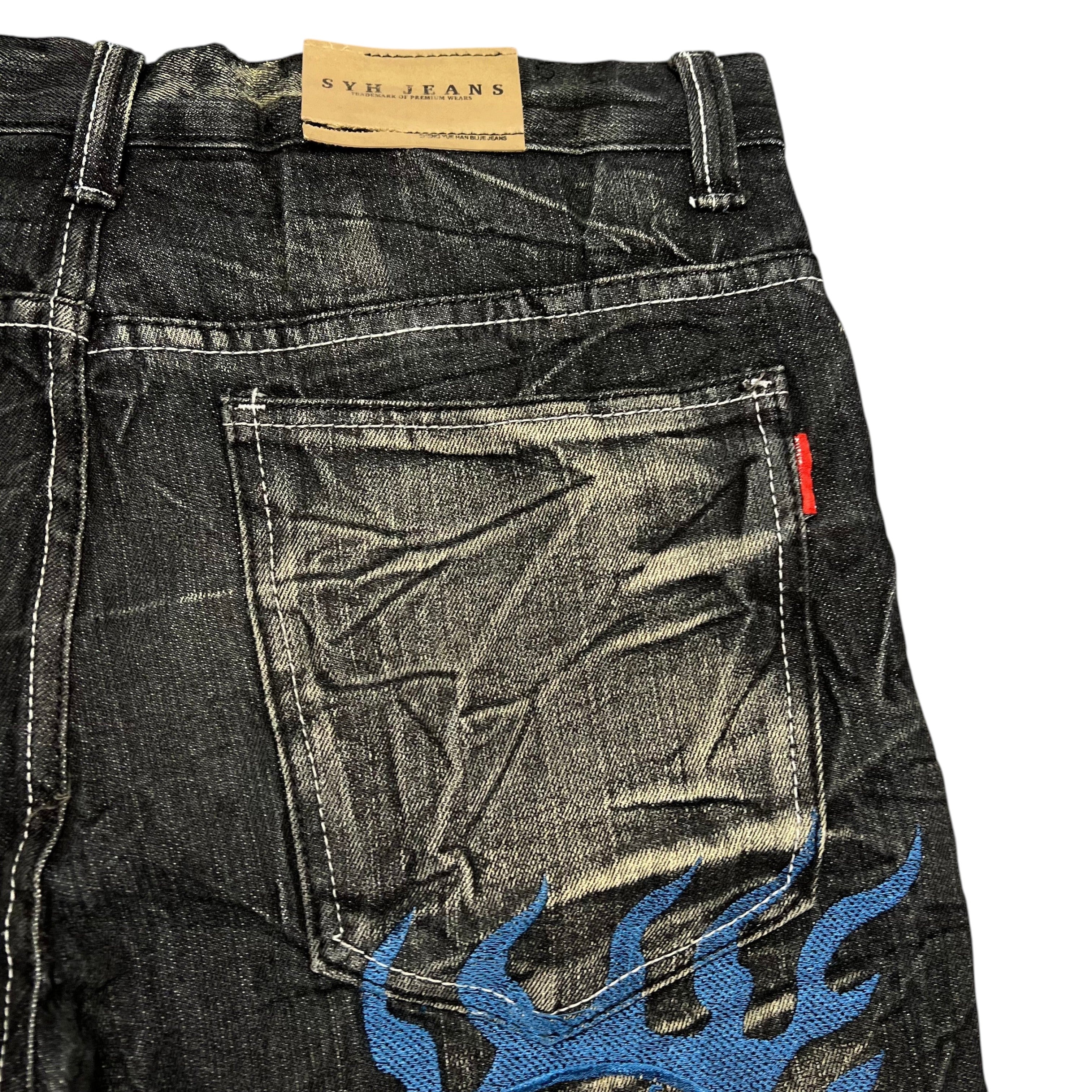 TWC Vintage schwarze Denim-Jeans mit blauer Flammenstickerei und SYH Jeans Leder-Patch auf der Rückseite