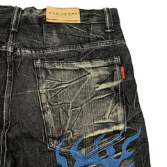 TWC Vintage schwarze Denim-Jeans mit blauer Flammenstickerei und SYH Jeans Leder-Patch auf der Rückseite