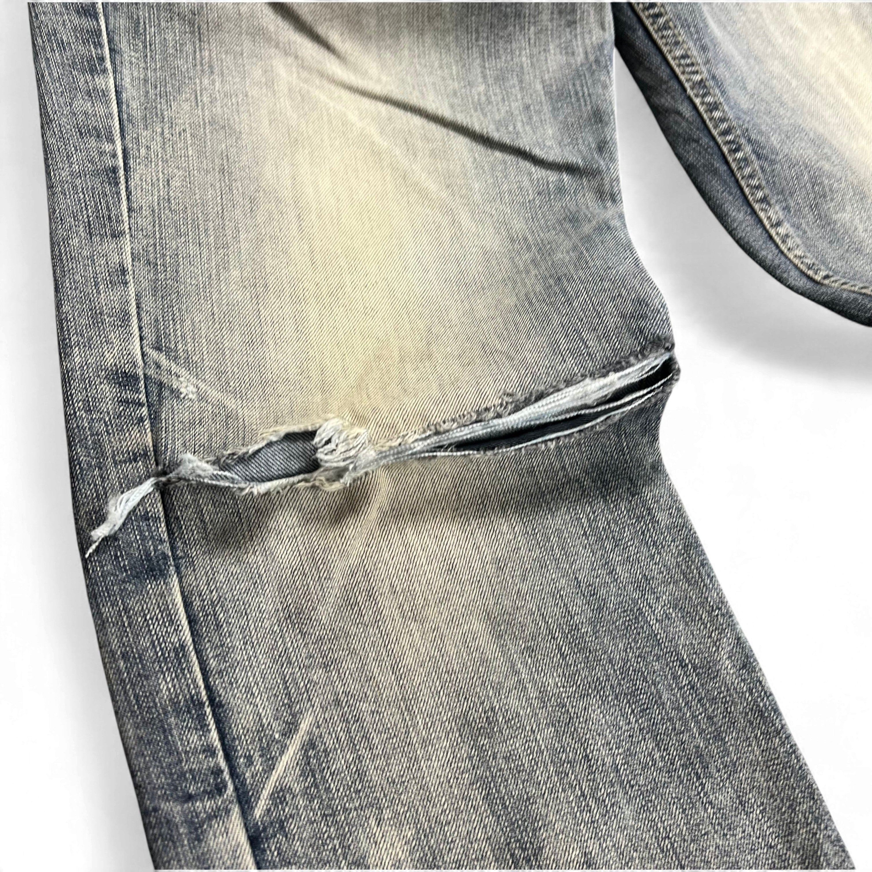 TWC Vintage Jeans mit heller Waschung und markantem Riss am Knie im Used-Look