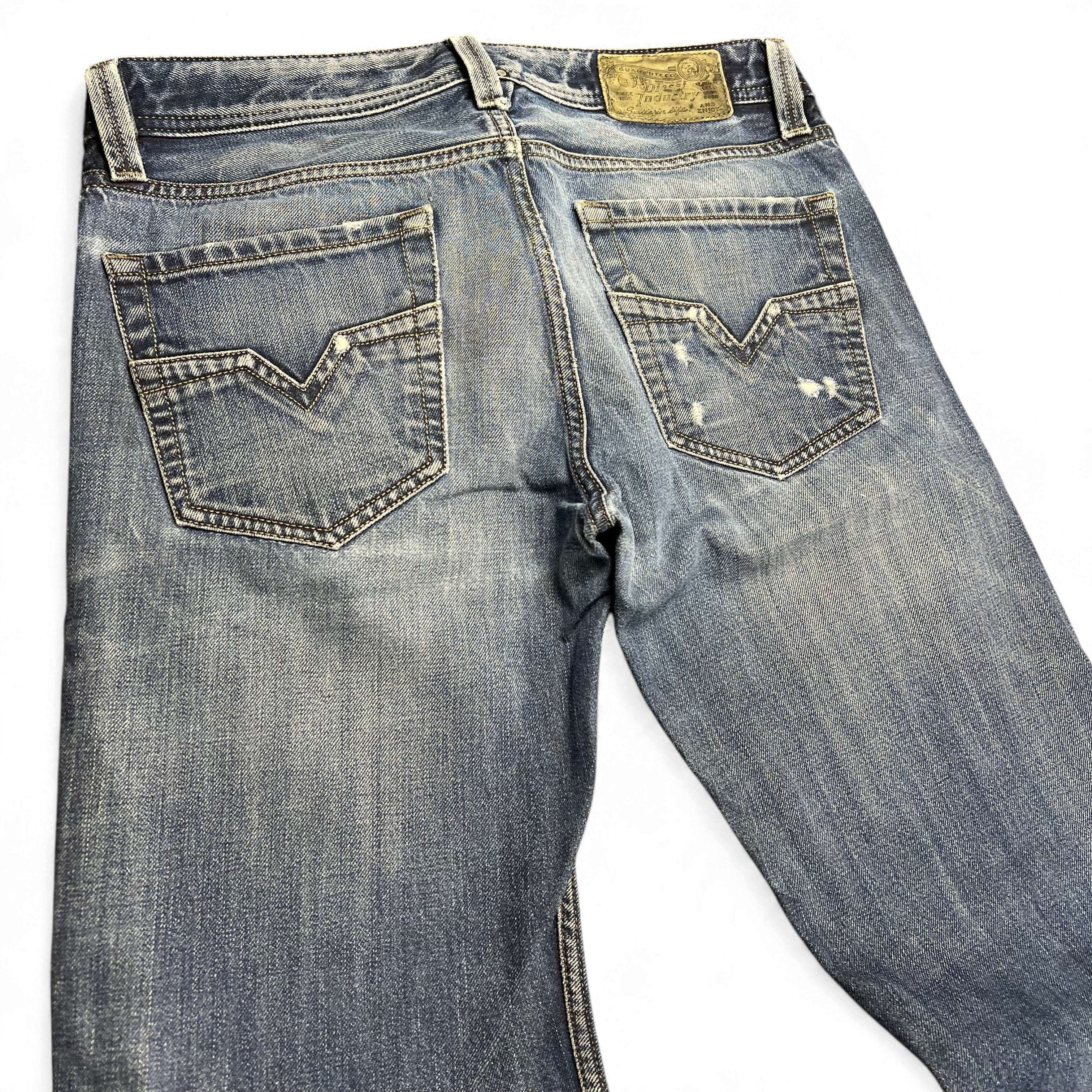 TWC Vintage Diesel Larkee Straight Jeans in verwaschenem Blau mit markanten Gesäßtaschen und Leder-Label