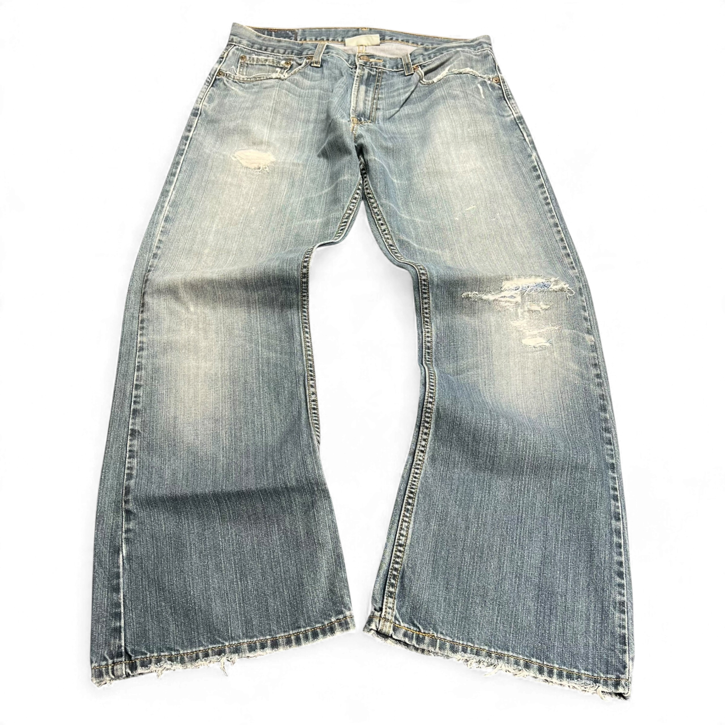 TWC Vintage Levi’s 527 Bootcut Jeans in hellblauem Denim mit Distressed-Details und ausgefransten Säumen