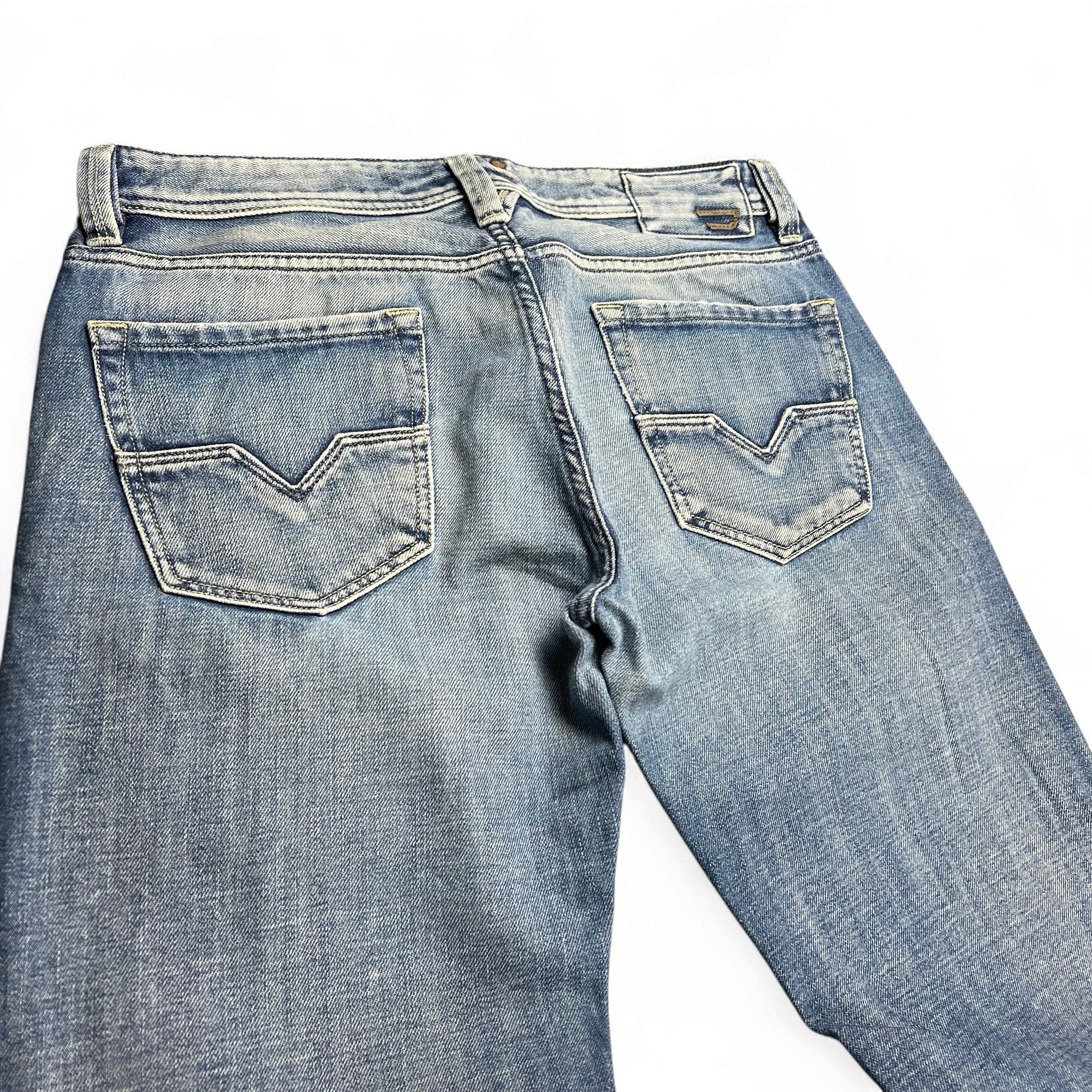 TWC Vintage Diesel Larkee Straight Jeans in verwaschenem Blau mit markanten Gesäßtaschen und geradem Schnitt