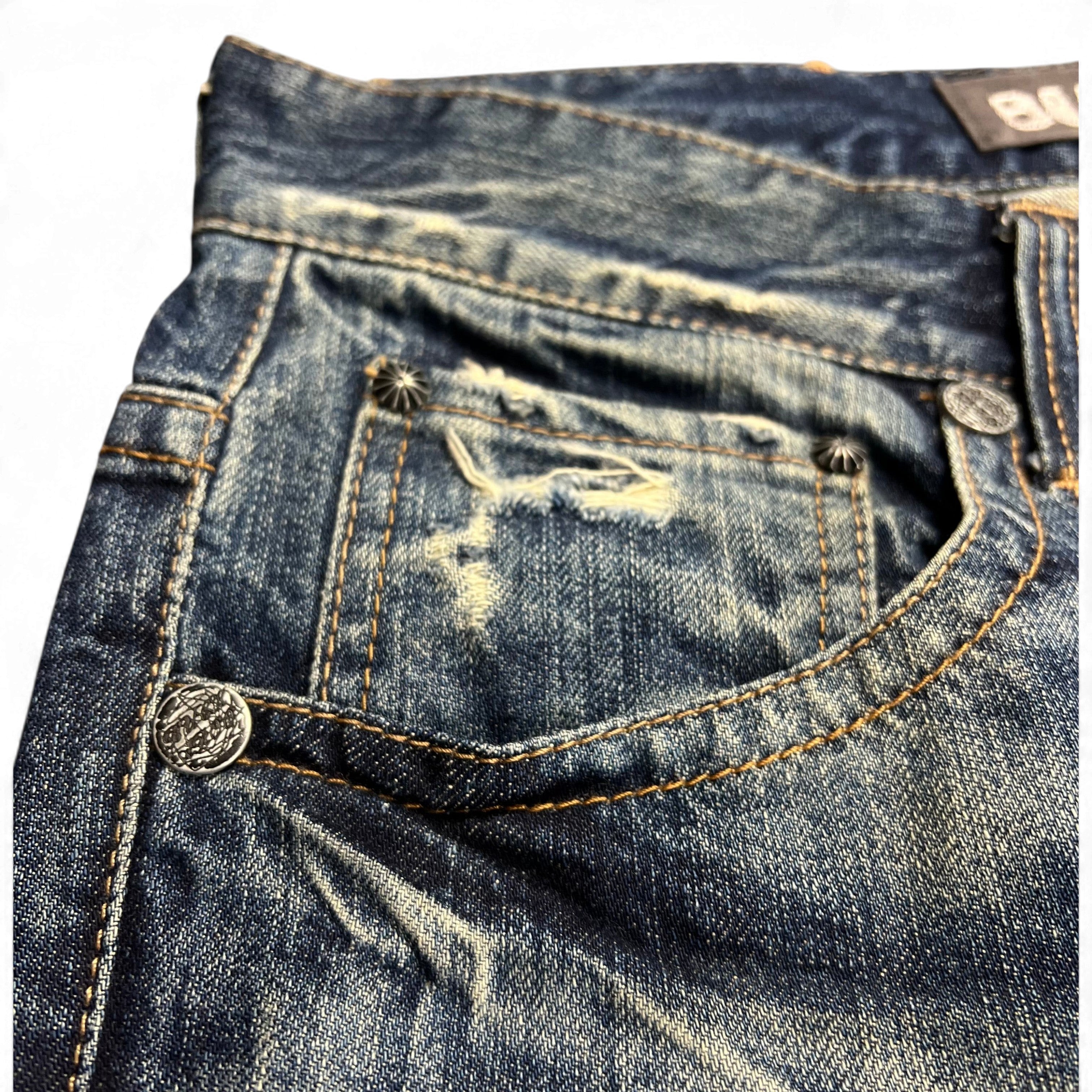 TWC Vintage Buckaroo Bootcut Jeans in blauem Denim mit Distressed-Details und verzierten Metallknöpfen