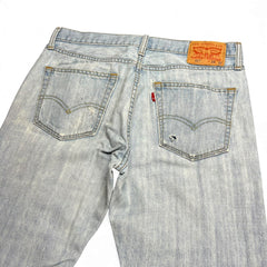 TWC Vintage Levi’s 527 Bootcut Jeans in hellblauem Denim mit Used-Look und Leder-Patch auf der Rückseite