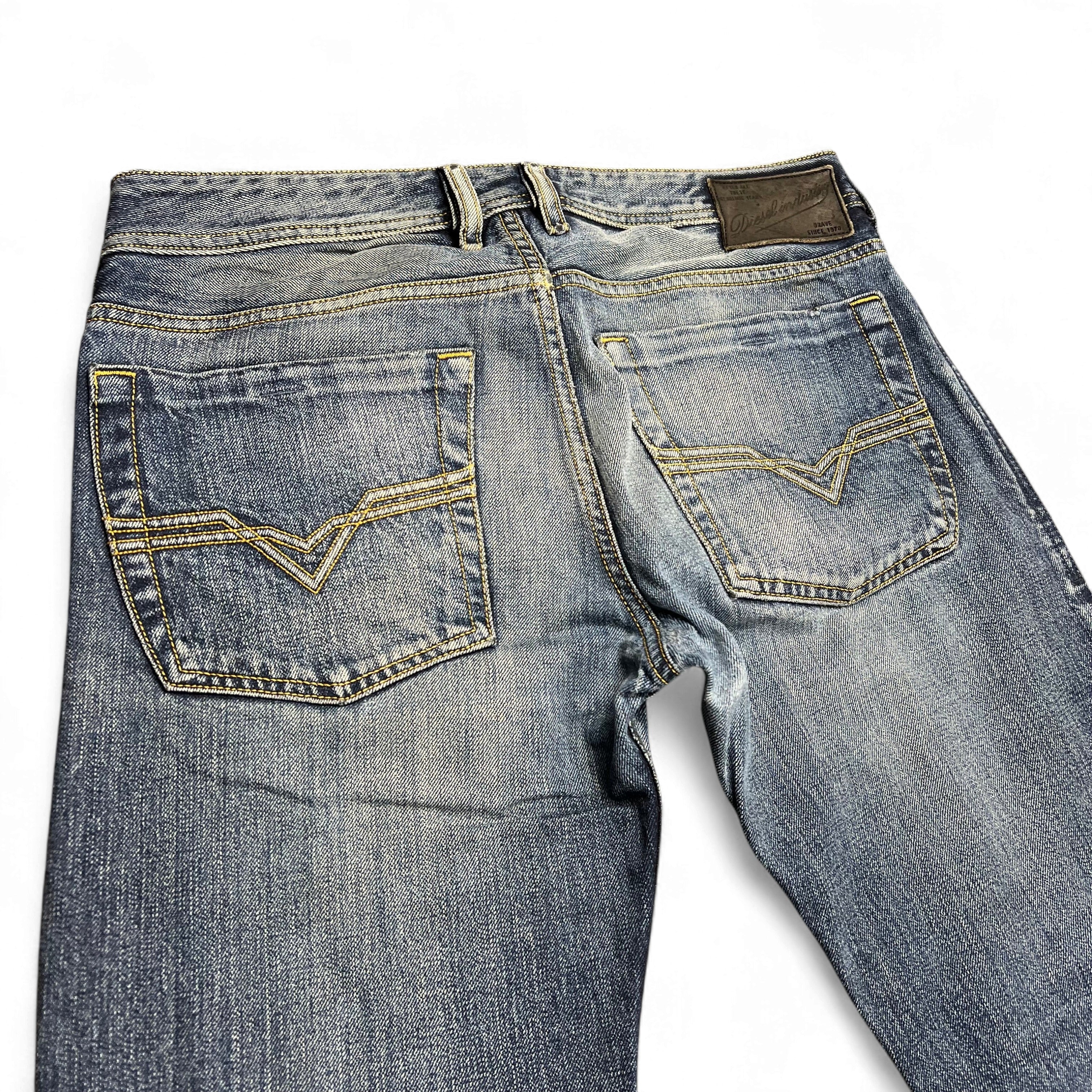 TWC Vintage Diesel Zatiny Bootcut Jeans in verwaschenem Blau mit markanten Gesäßtaschen und Leder-Label