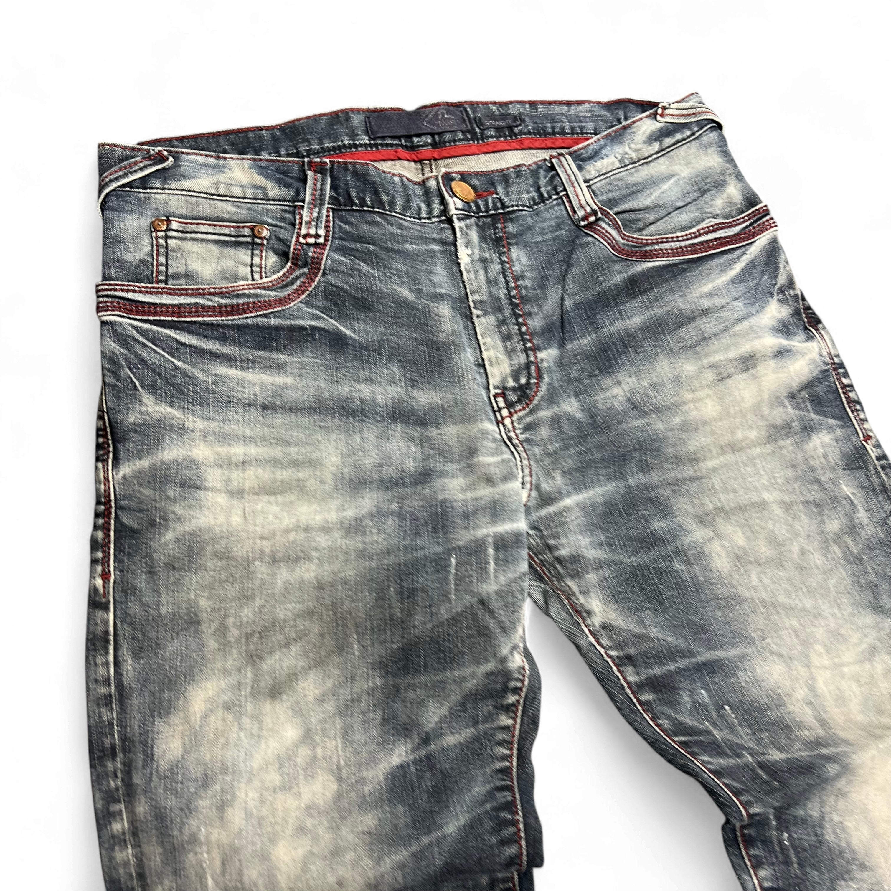 TWC Vintage Evisu KC Straight Jeans in verwaschenem Blau mit markanten roten Kontrastnähten und geradem Schnitt