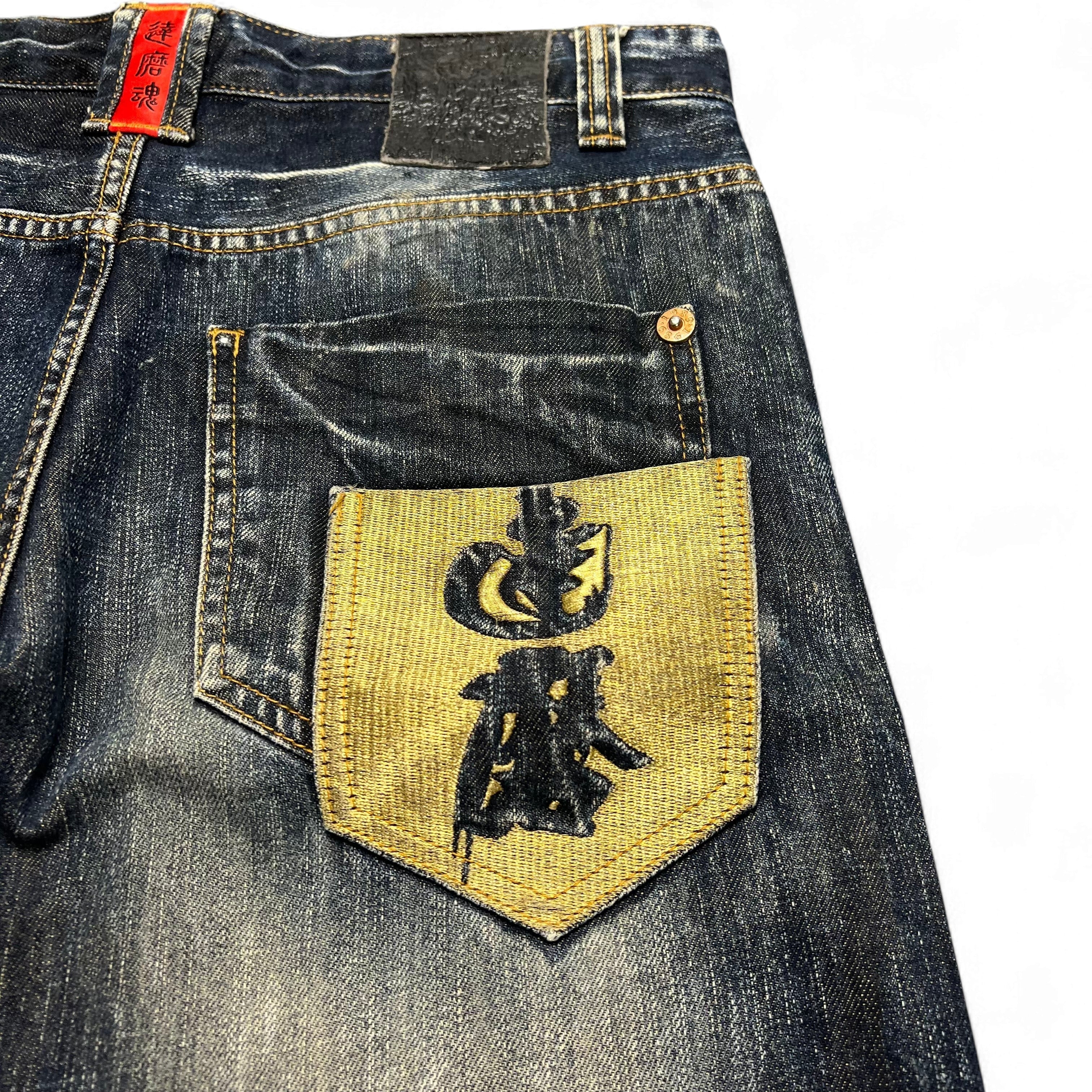 TWC Vintage Jeans aus dunkelblauem Denim mit goldener Gesäßtasche und japanischer Stickerei