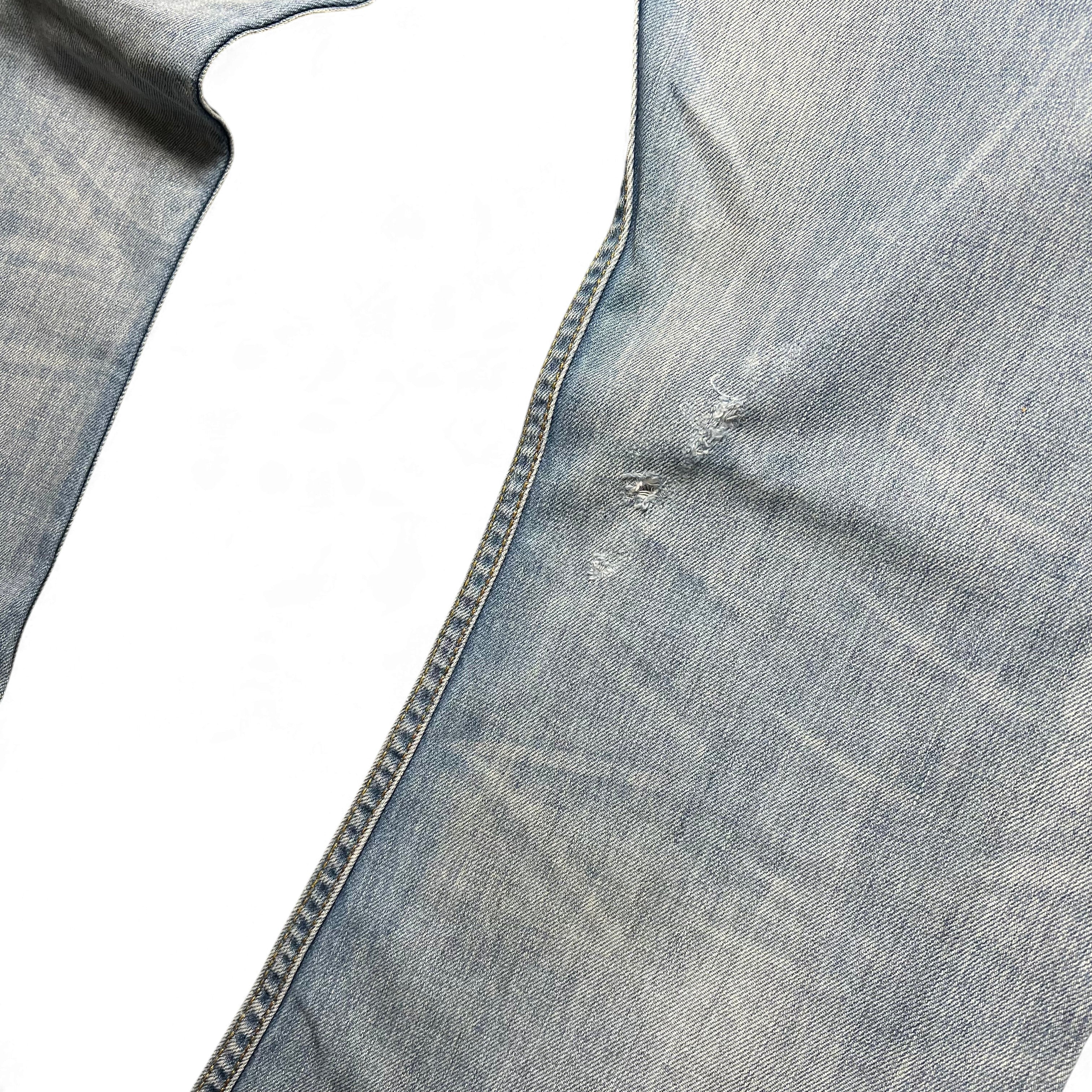 TWC Vintage Jeans aus hellblauem Denim mit authentischen Gebrauchsspuren und kleinen Abnutzungen am Knie