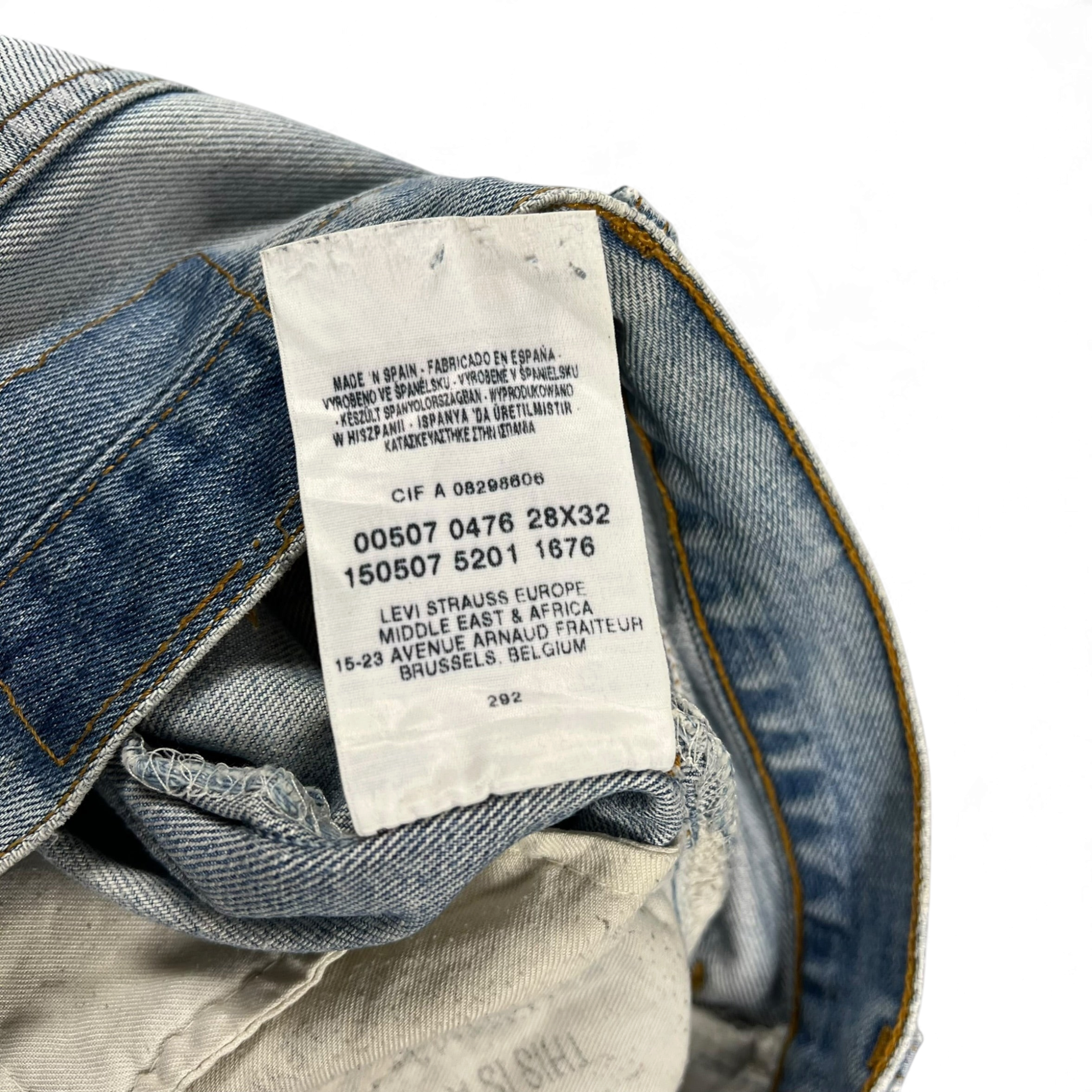TWC Vintage Levi's 507 Bootcut Jeans Pflegeetikett mit Größenangabe 28x32 und Herstellungsland Spanien