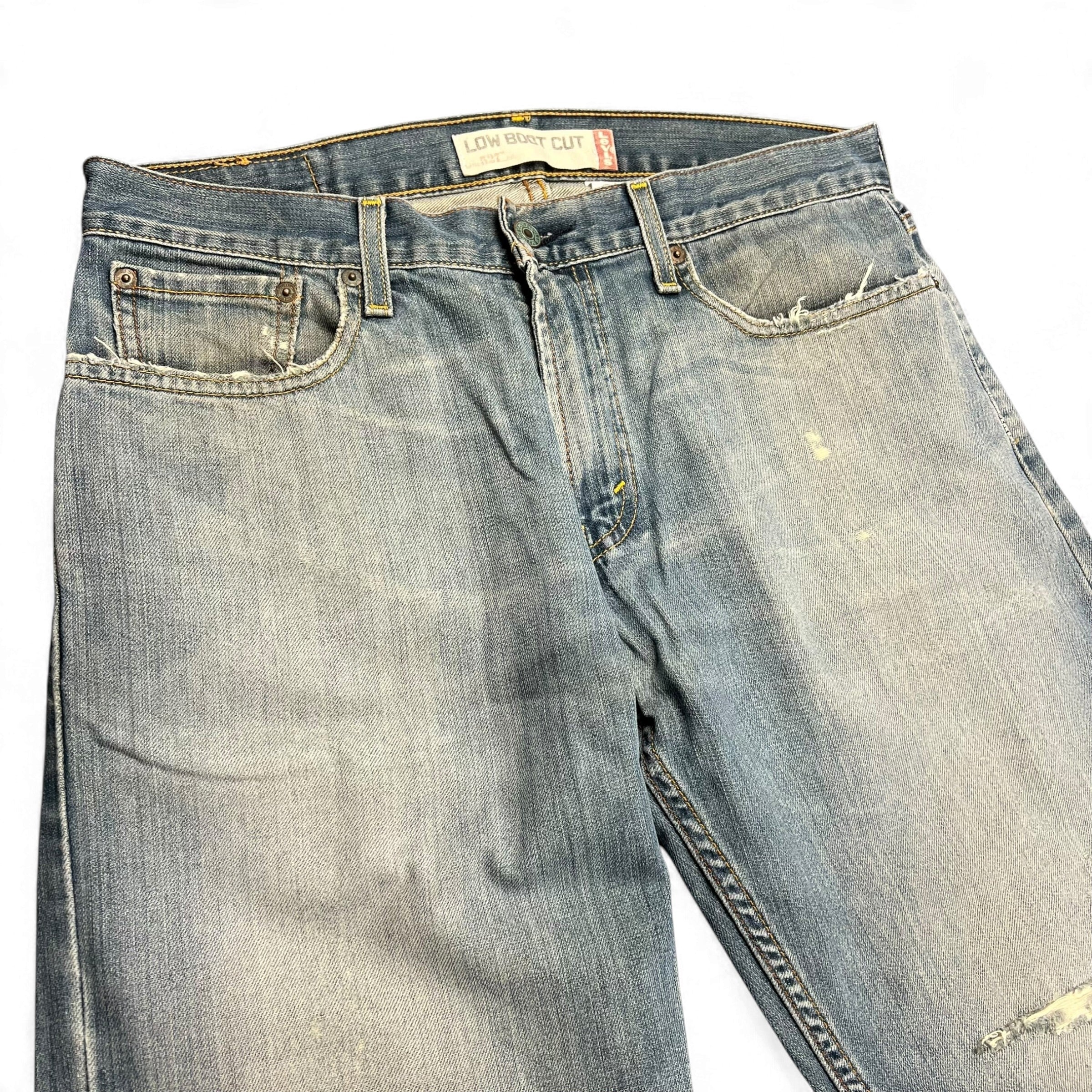 TWC Vintage Levi’s 527 Bootcut Jeans in hellblauem Denim mit Vintage-Waschung und Used-Details