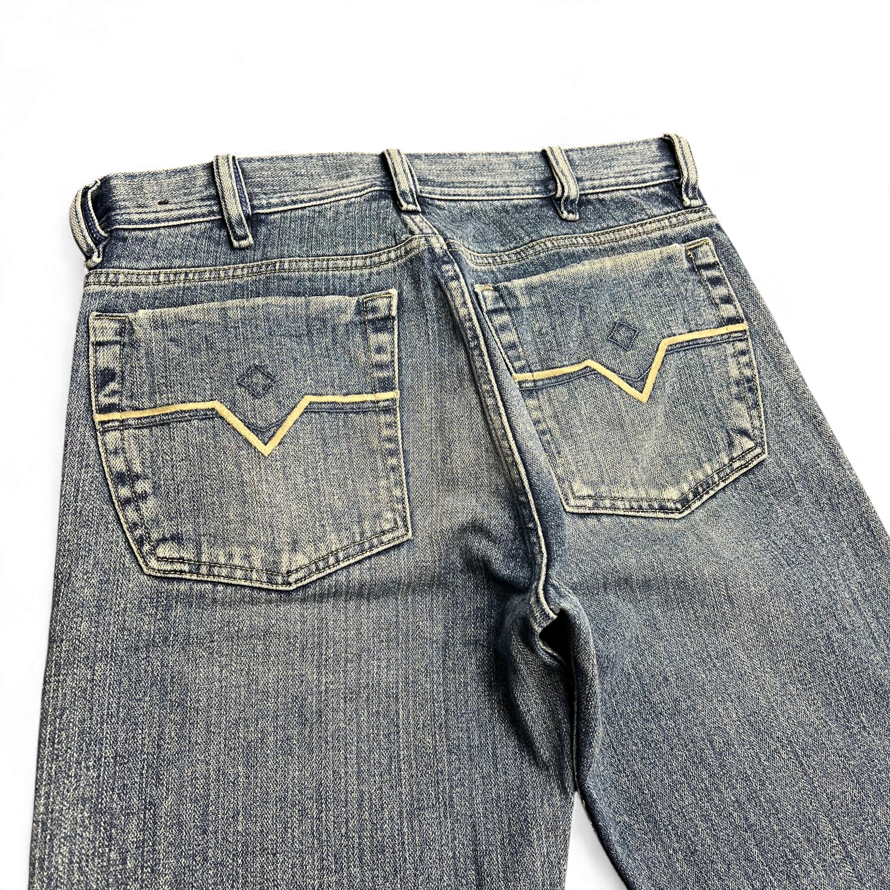 TWC Vintage Diesel Straight Jeans in verwaschenem Blau mit markanten V-Nähten auf den Gesäßtaschen