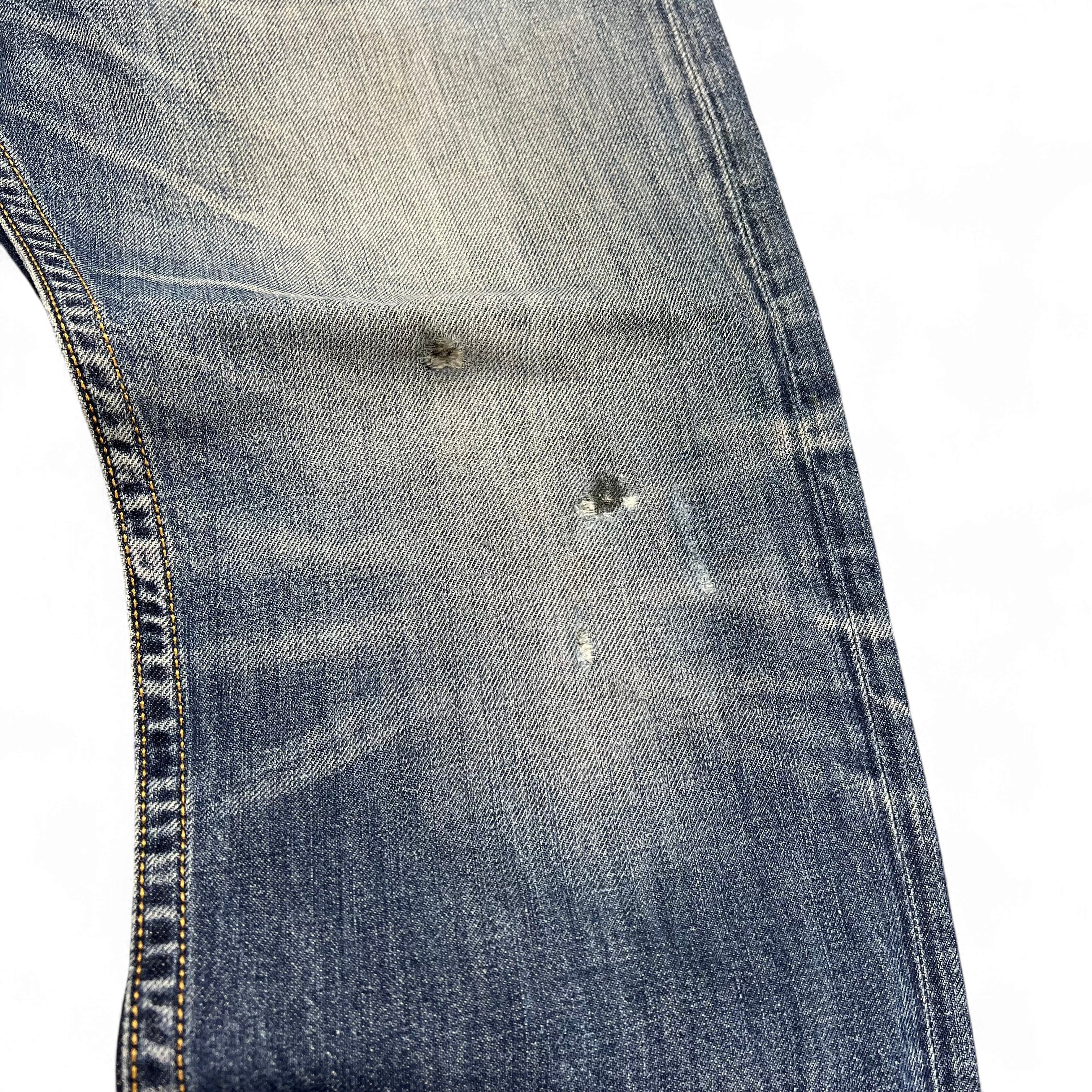 TWC Vintage Diesel Straight Jeans in verwaschenem Blau mit Distressed-Details und kleinen Löchern am Oberschenkel