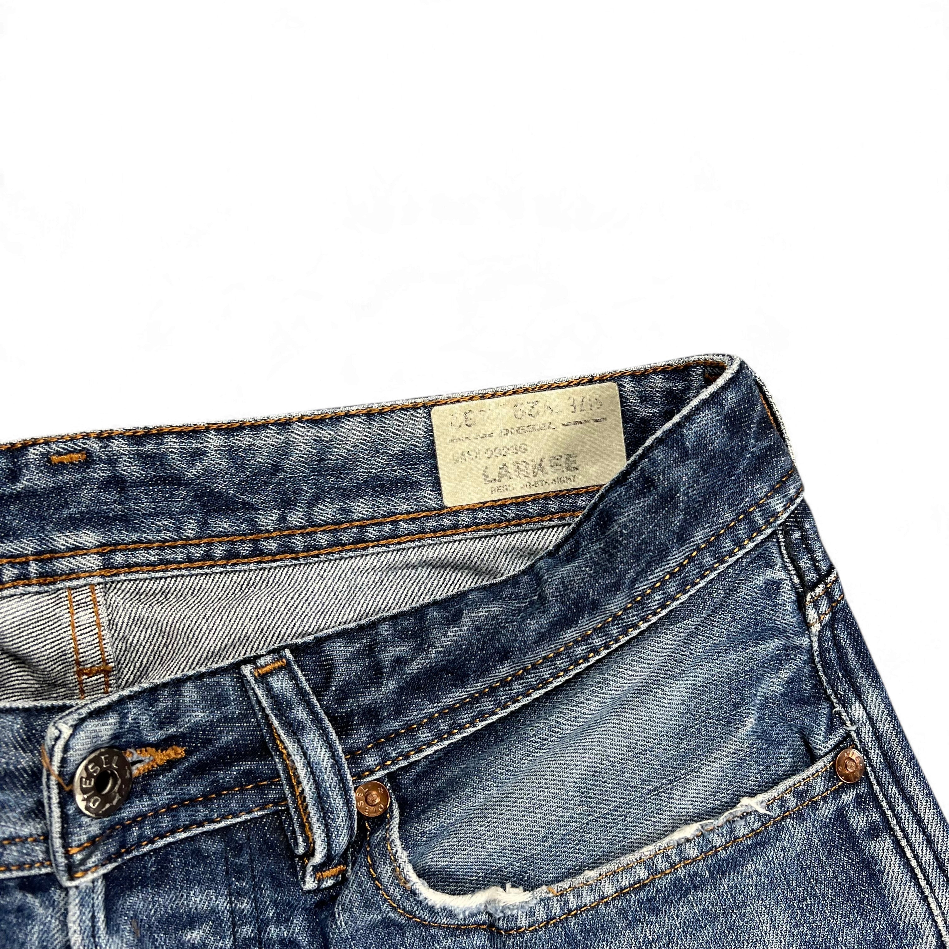 TWC Vintage Diesel Larkee Straight Jeans in blauem Denim mit klassischem Leder-Label und Used-Optik