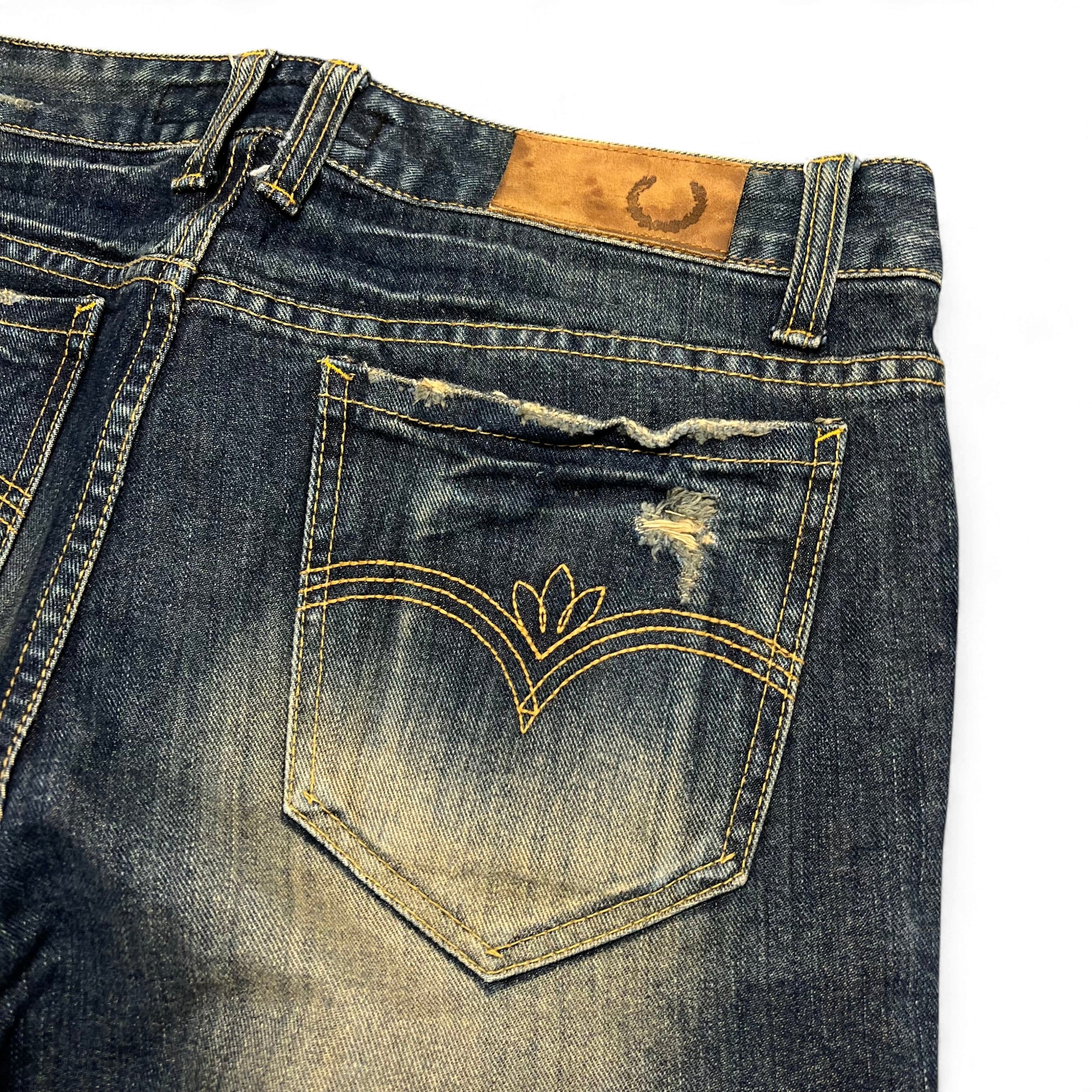 TWC Vintage Korean Bootcut Jeans in gewaschenem Blau mit Distressed-Details und dekorativer Gesäßtaschen-Stickerei