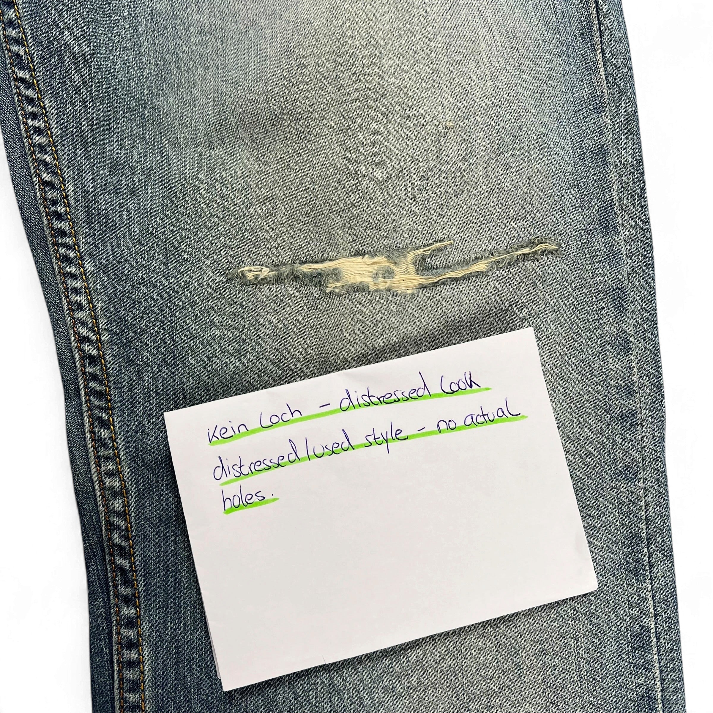 TWC Vintage Levi’s 527 Bootcut Jeans in hellblauem Denim mit Distressed-Optik und dekorativem Riss am Oberschenkel