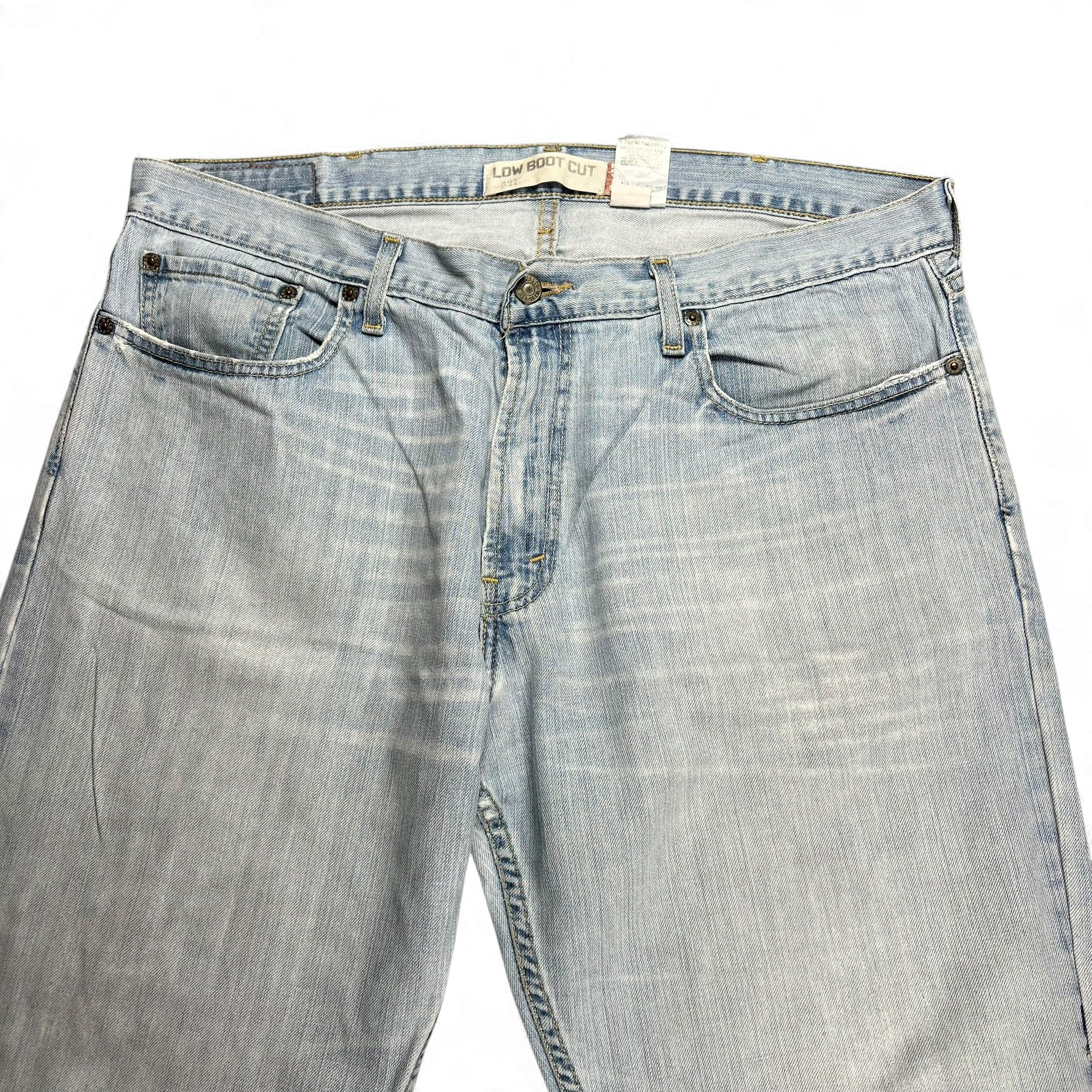 TWC Vintage Levi’s 527 Bootcut Jeans in hellblauem Denim mit klassischem Five-Pocket-Design und Low-Rise-Schnitt.
