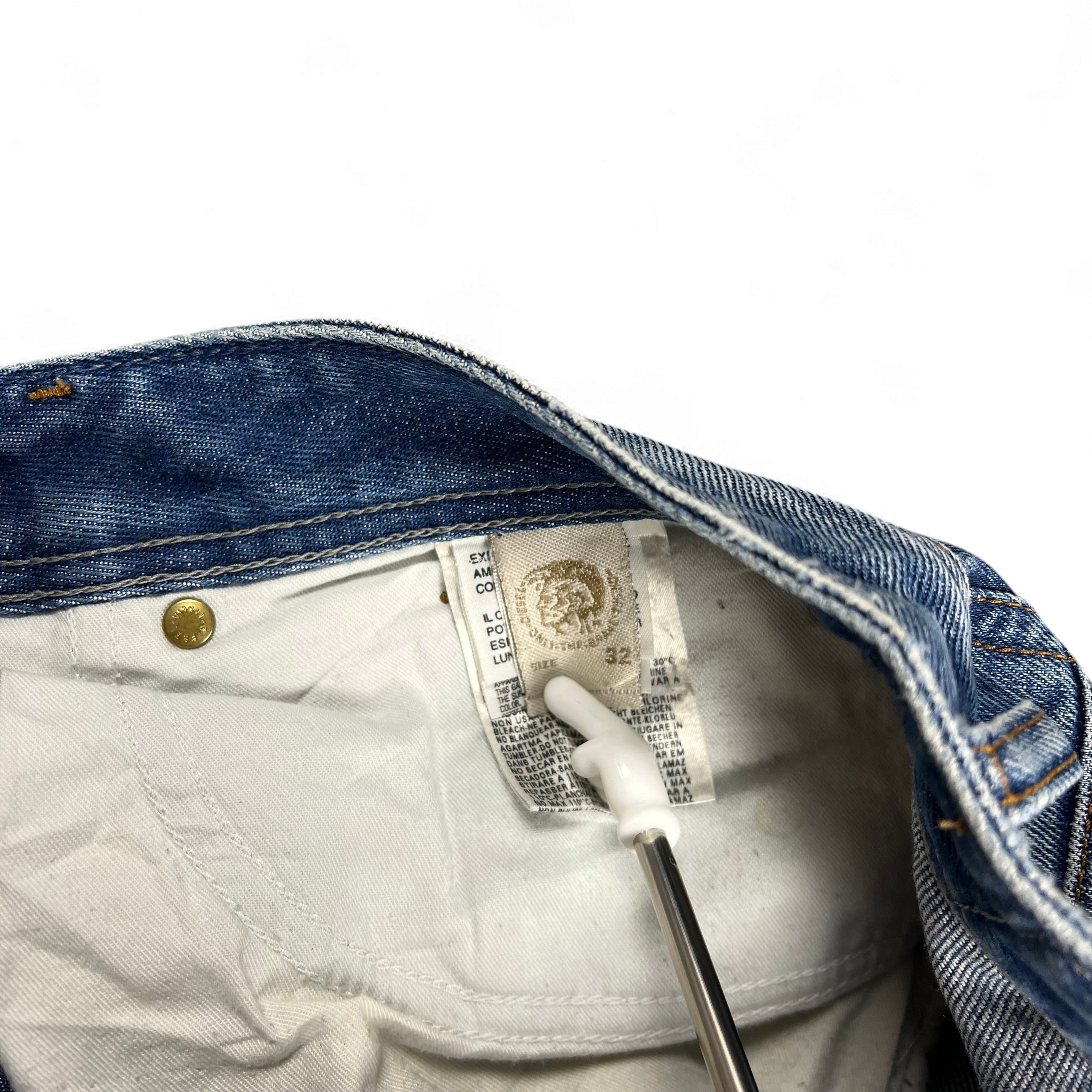 TWC Vintage Diesel Zaghor Bootcut Jeans Etikett mit Größenangabe W33 L32 im Innenbereich