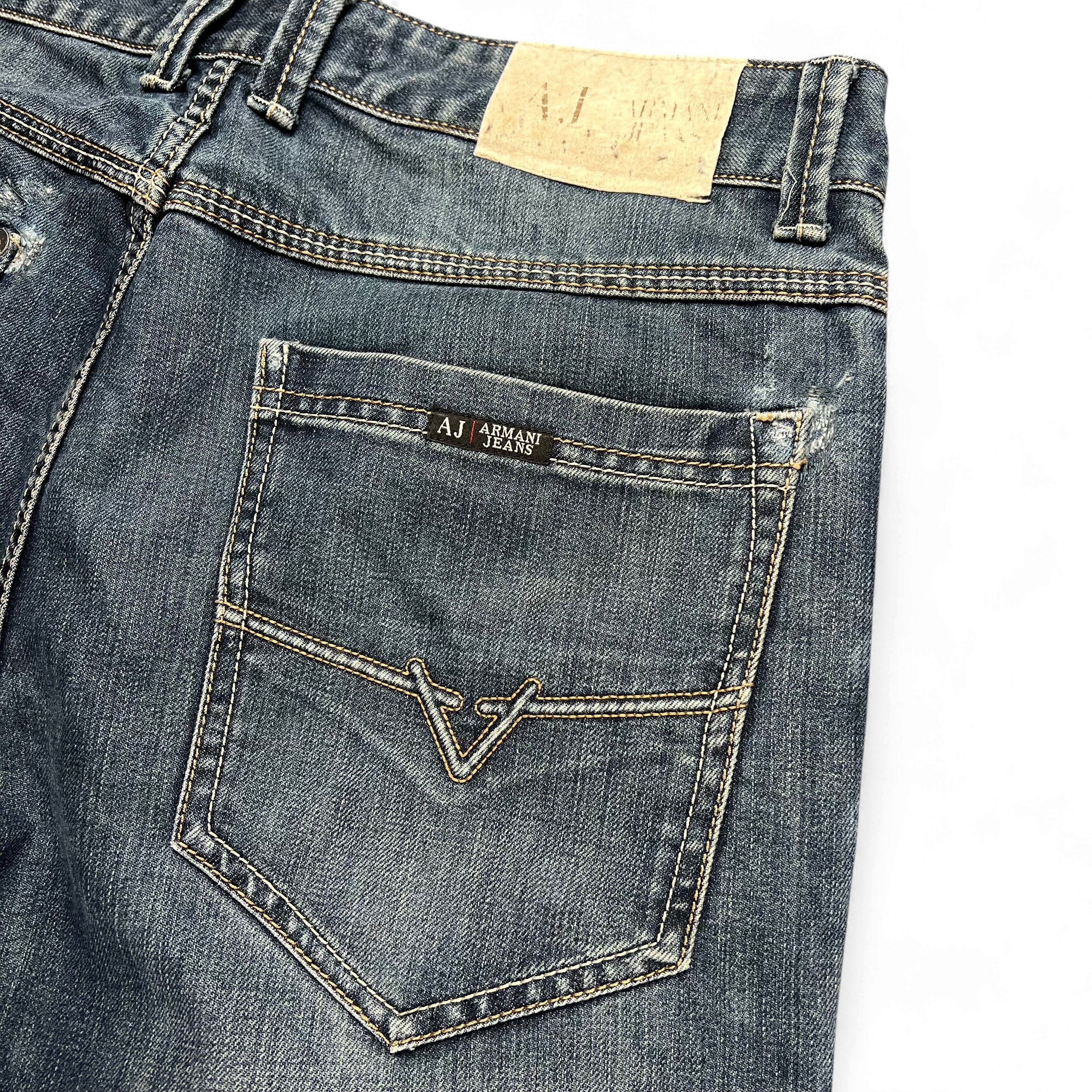 TWC Vintage Armani Jeans Straight-Fit Denim in Blau mit markantem Logo-Patch und Ziernähten an der Gesäßtasche