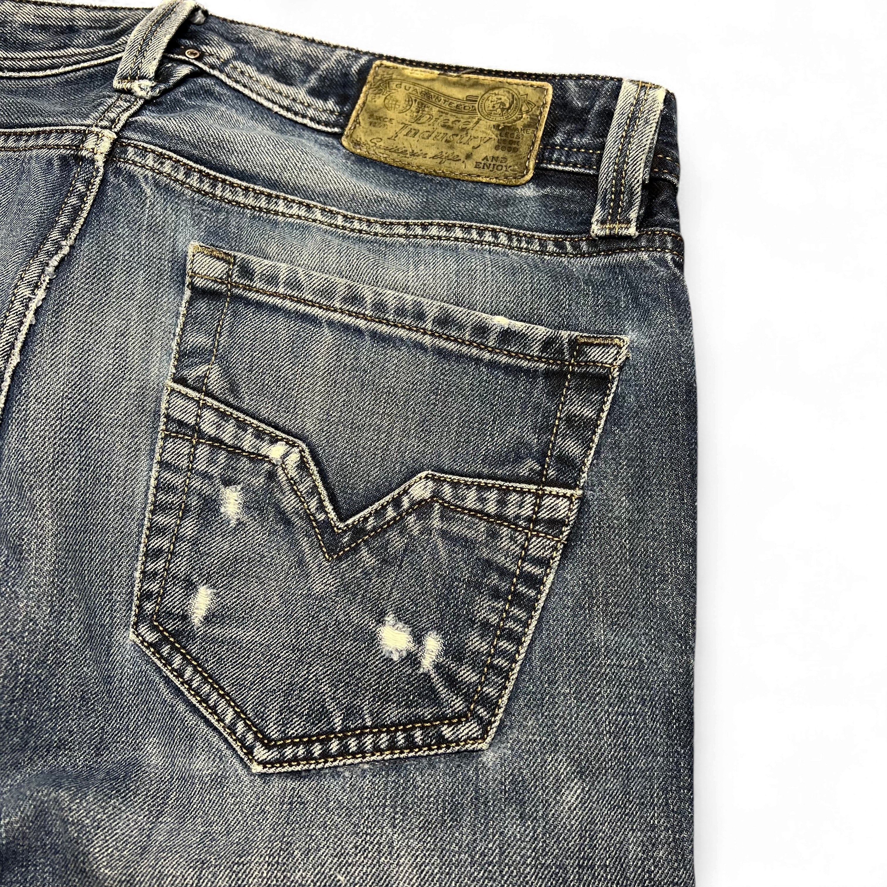 TWC Vintage Diesel Larkee Straight Jeans in verwaschenem Blau mit Distressed-Details und Leder-Label am Bund