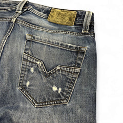 TWC Vintage Diesel Larkee Straight Jeans in verwaschenem Blau mit Distressed-Details und Leder-Label am Bund