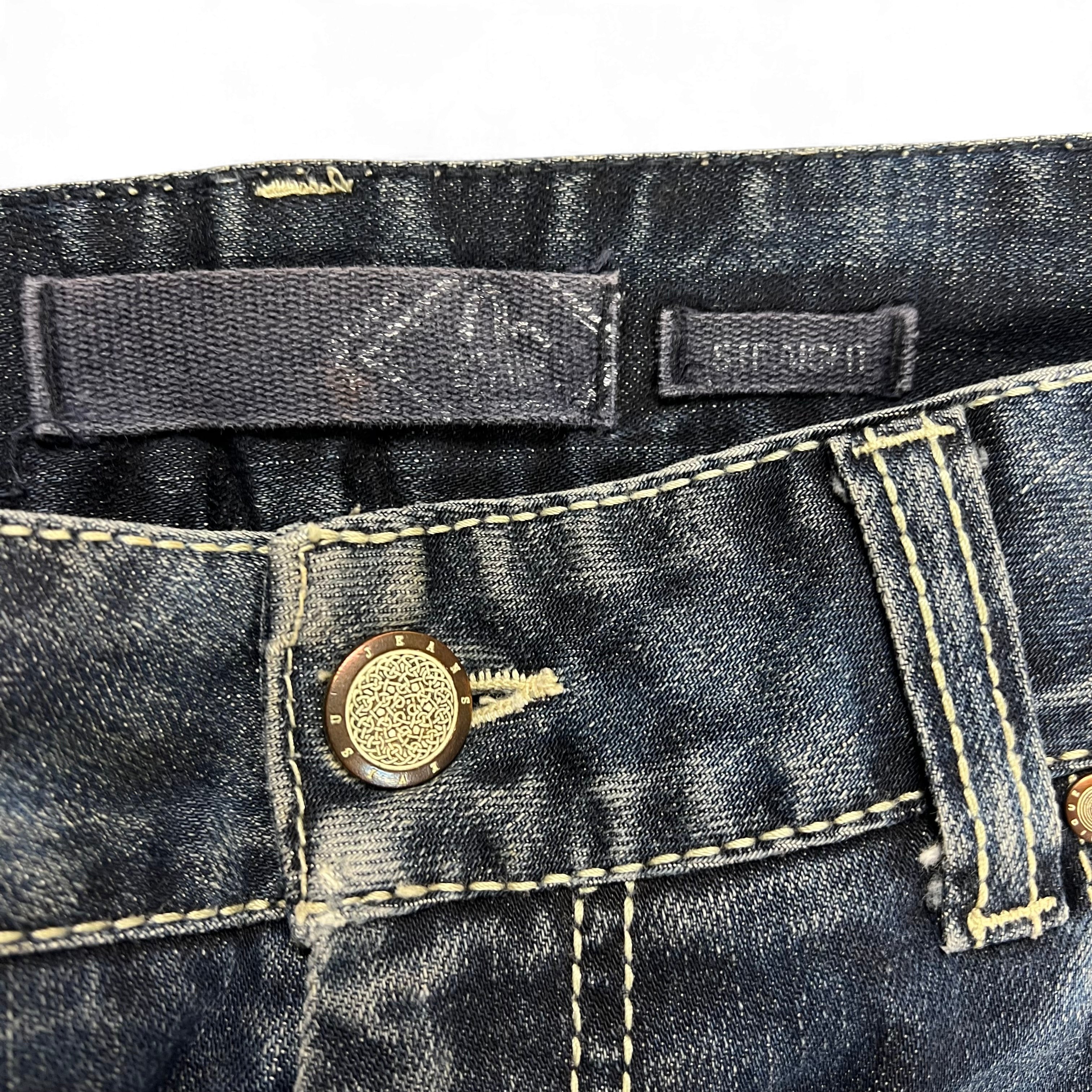 TWC Vintage Evisu KC Baggy Jeans mit dunkler Waschung, sichtbaren Nähten und geprägtem Metallknopf am Bund