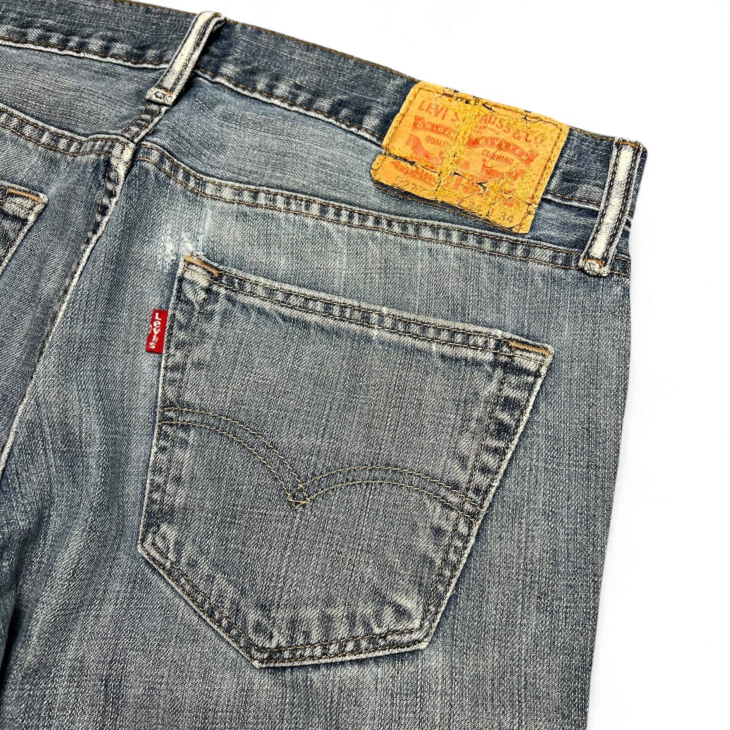 TWC Vintage Levi’s 527 Bootcut Jeans in verwaschenem Blau mit Lederpatch und rotem Tab auf der Gesäßtasche