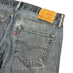 TWC Vintage Levi’s 527 Bootcut Jeans in verwaschenem Blau mit Lederpatch und rotem Tab auf der Gesäßtasche