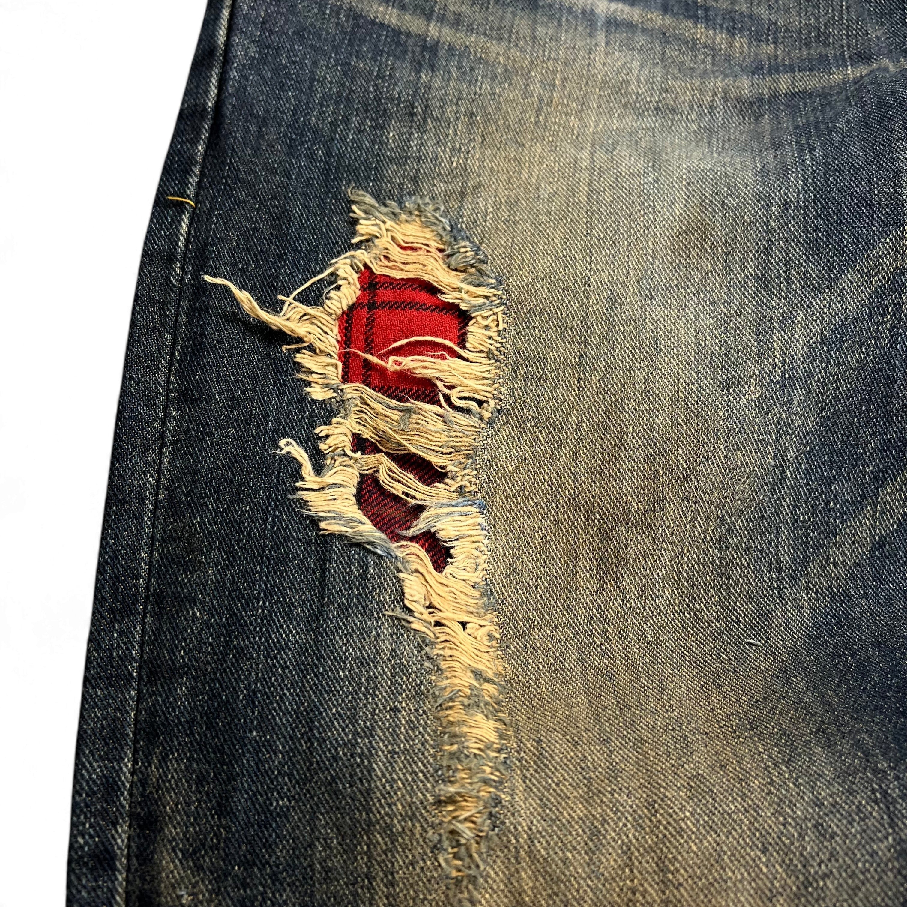 TWC Vintage Bootcut-Jeans in Blau mit Distressed-Optik und rotem Karomuster-Patch am Knie