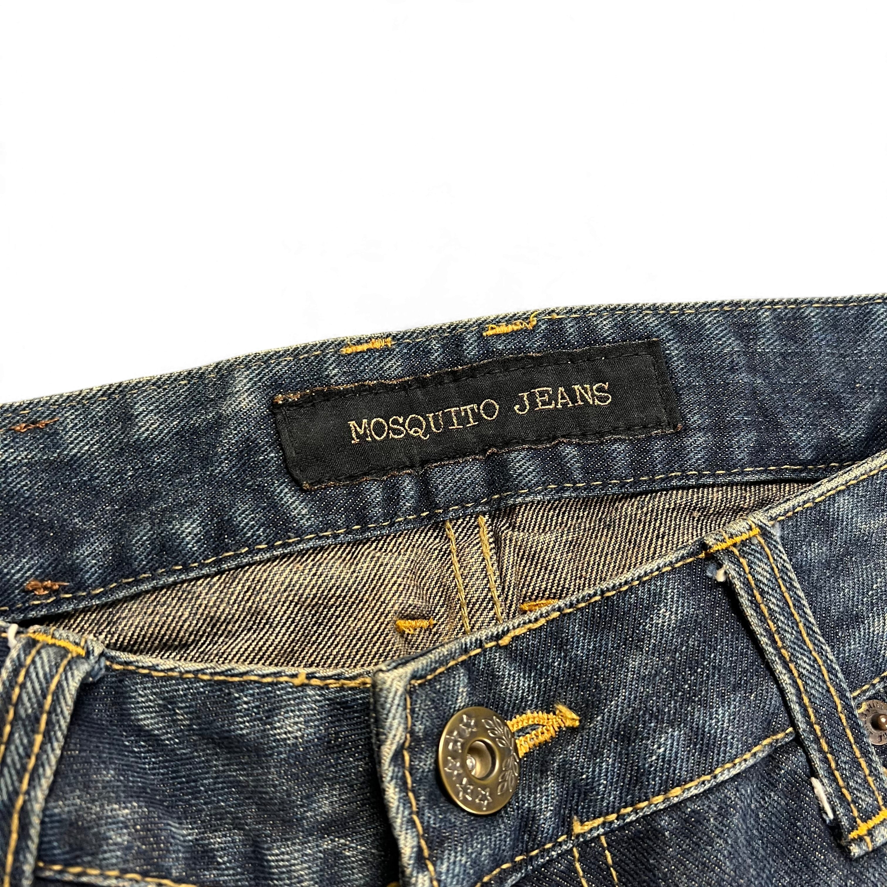 TWC Vintage Mosquito Jeans Bootcut-Hose aus gewaschenem Denim mit schwarzem Markenlabel und Metallknopf