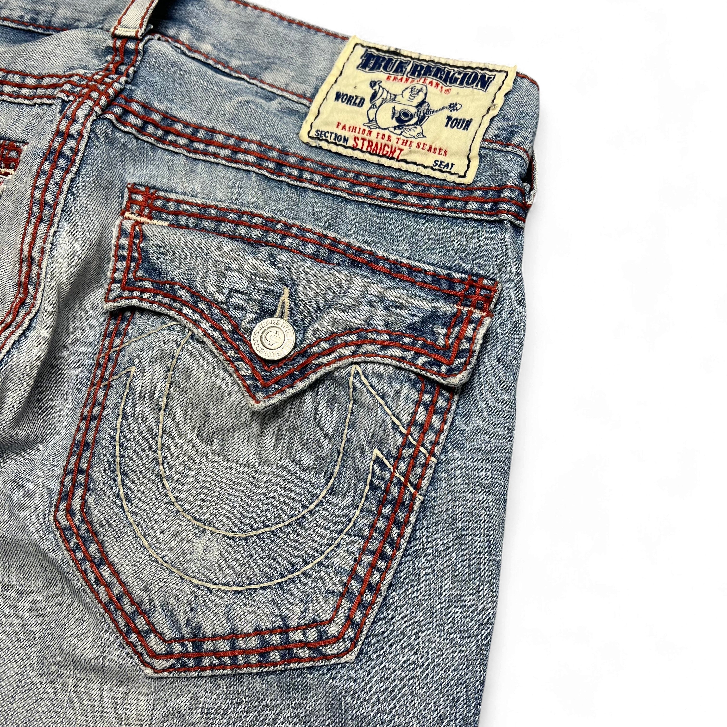TWC Vintage True Religion Straight Jeans in hellblauem Denim mit markanten roten Kontrastnähten und Gesäßtaschen