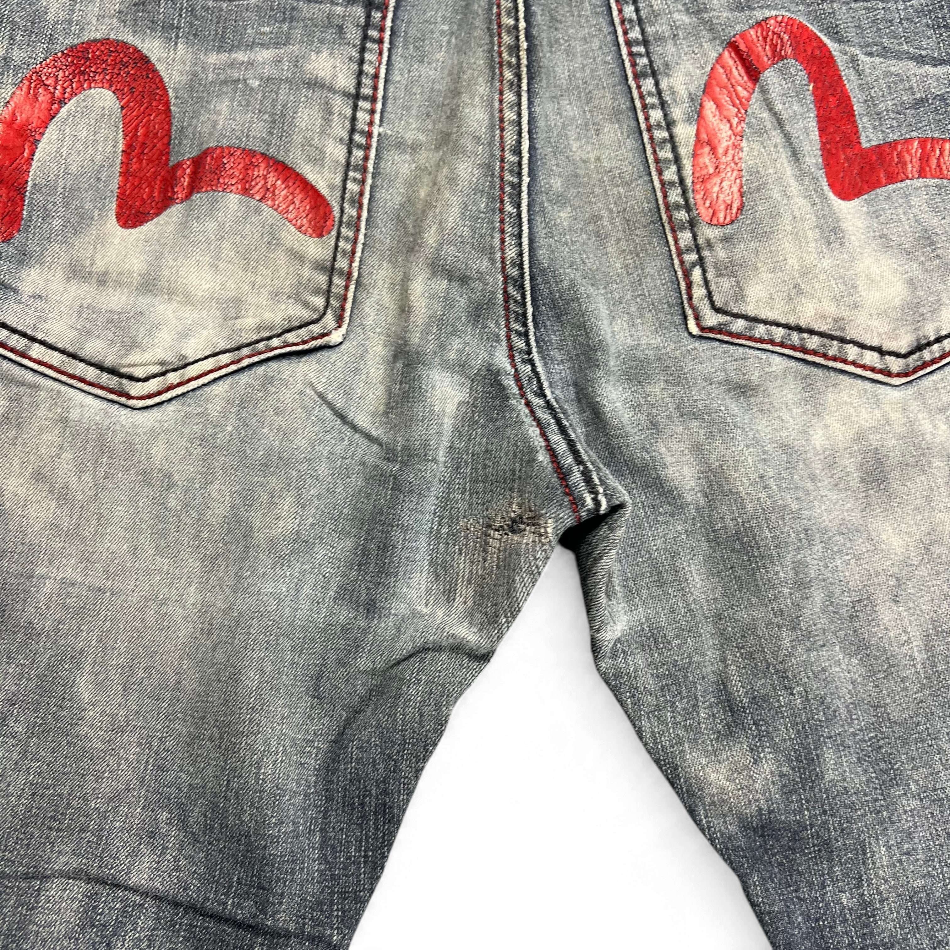 TWC Vintage Evisu KC Straight Jeans mit verwaschener blauer Waschung und ikonischen roten Logo-Stickereien auf Taschen
