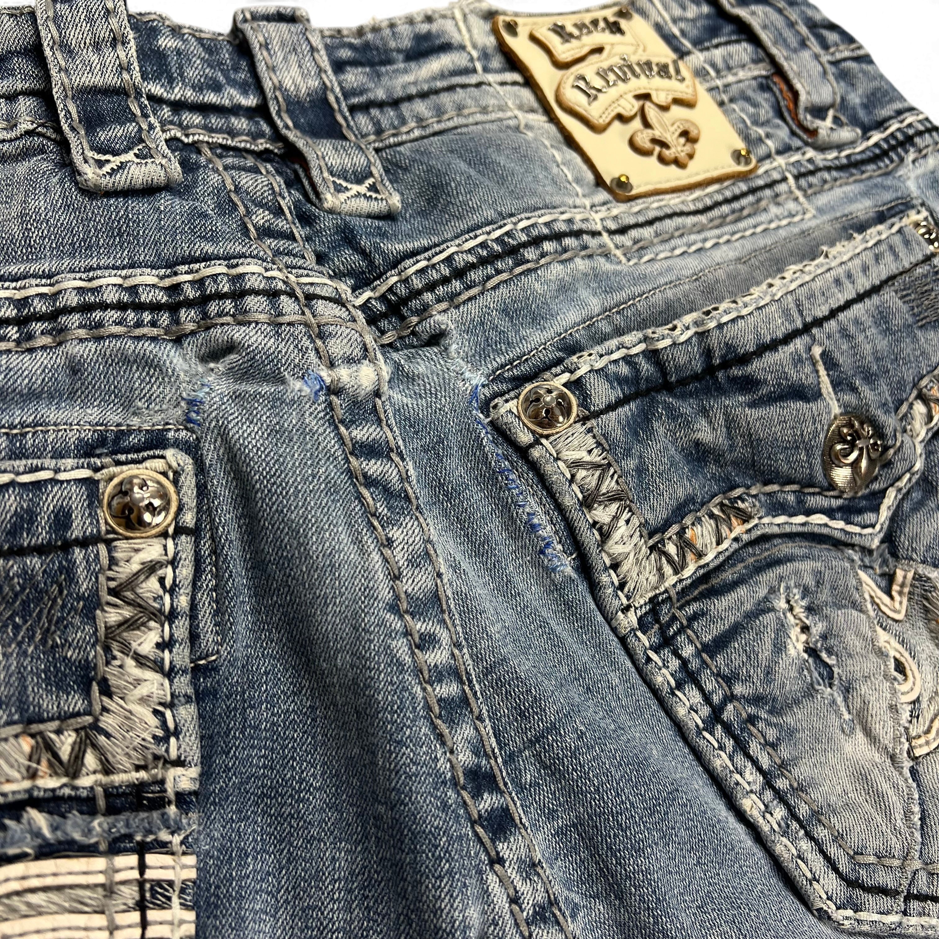 TWC Vintage Rock Revival Jeans in verwaschenem Blau mit aufwendigen Ziernähten und Leder-Patch am Bund