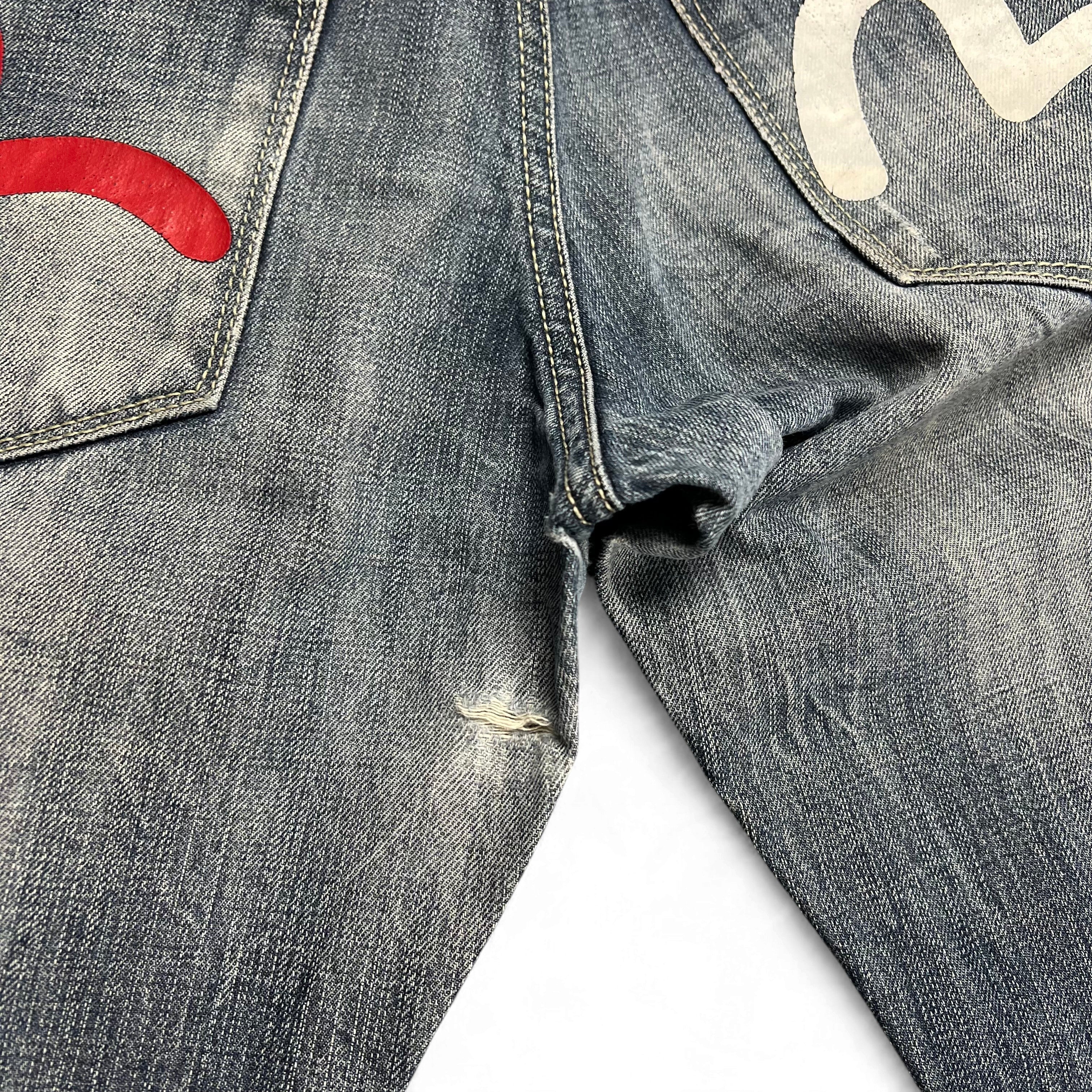 TWC Vintage Evisu KC Straight Jeans in blauem Denim mit ikonischen Taschen-Prints und kleiner Abnutzung am Schritt