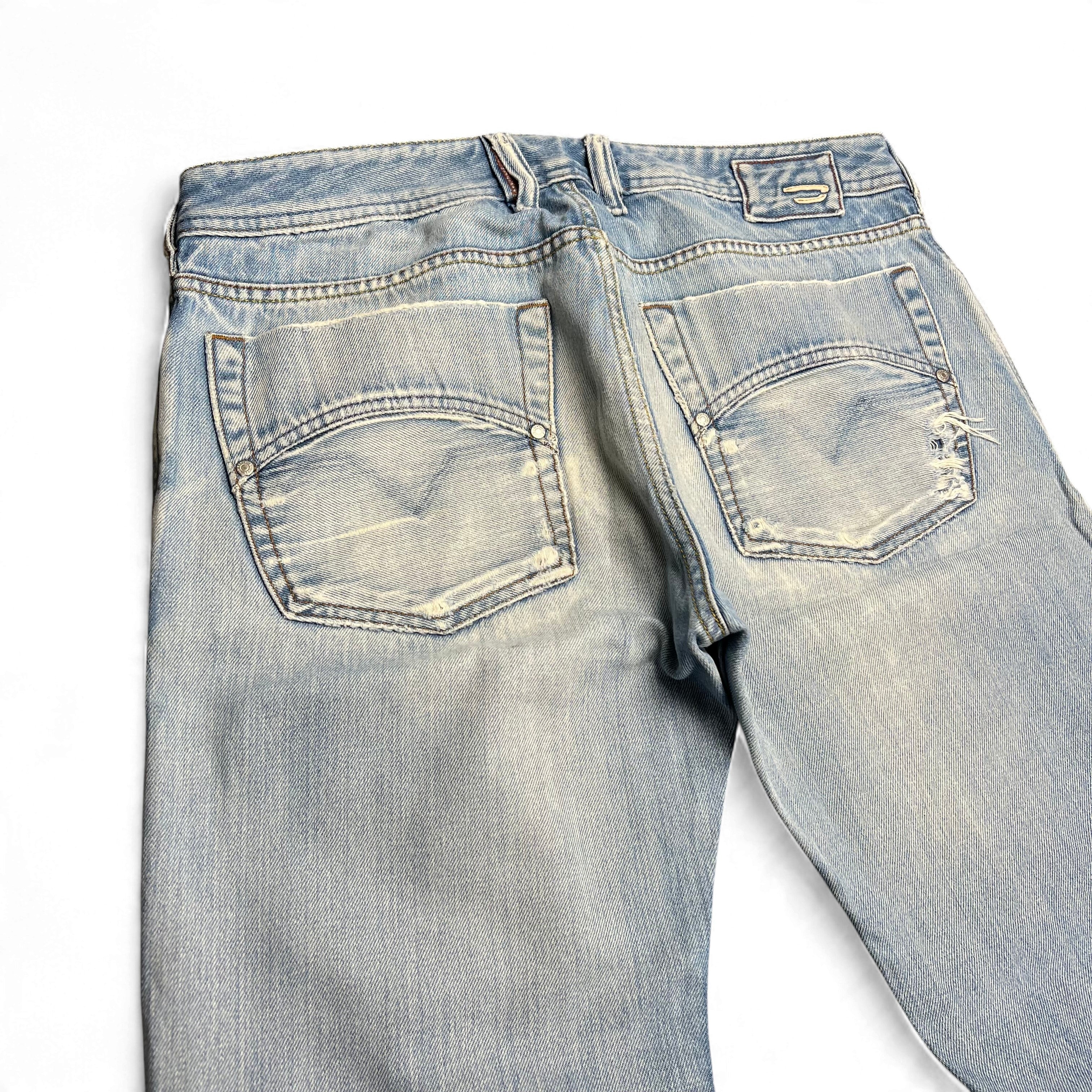 TWC Vintage Diesel Zatiny Bootcut Jeans in hellblauem Denim mit Distressed-Details und Gesäßtaschen