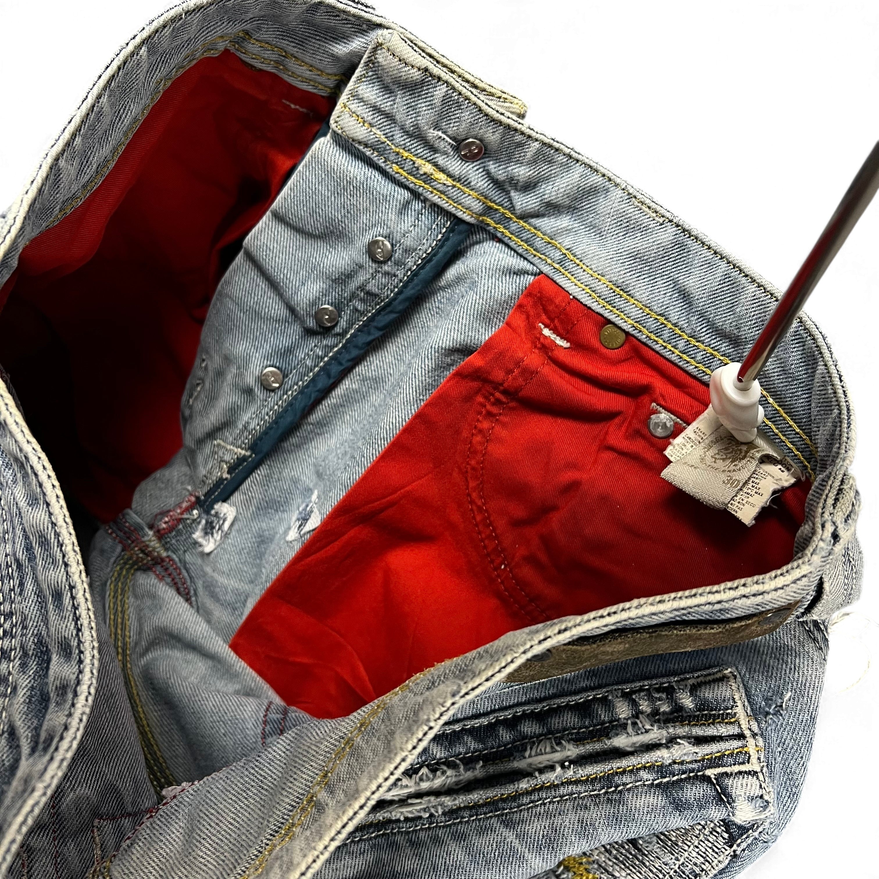 TWC Vintage Diesel Straight Jeans mit auffälligem rotem Innenfutter und Knopfleiste im Used-Look