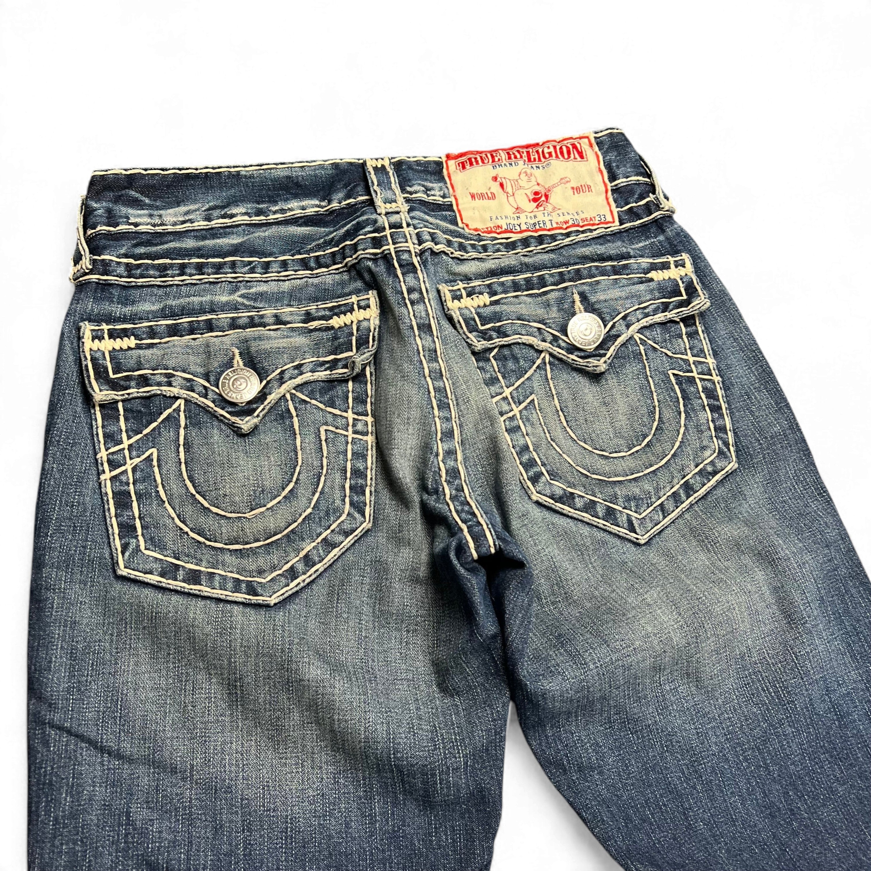 TWC Vintage True Religion Joey Super T Bootcut Jeans in blau mit markanten hellen Kontrastnähten und Gesäßtaschen