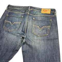 TWC Vintage Diesel Larkee Straight Jeans in blauem Denim mit markanten Gesäßtaschen und Lederpatch